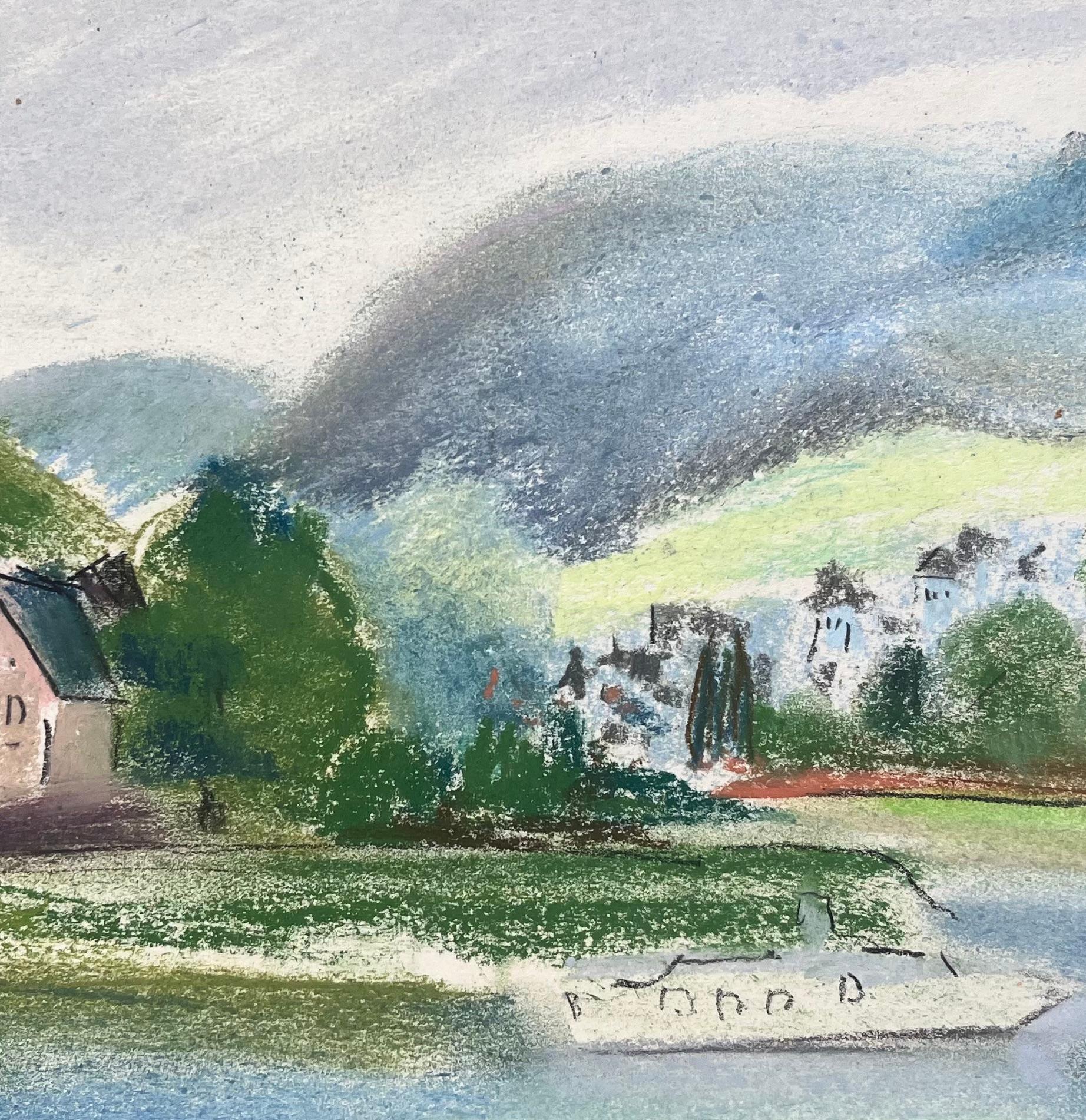 Pastel de village et de bateaux de bord de rivière en France du milieu du 20e siècle en vente 2