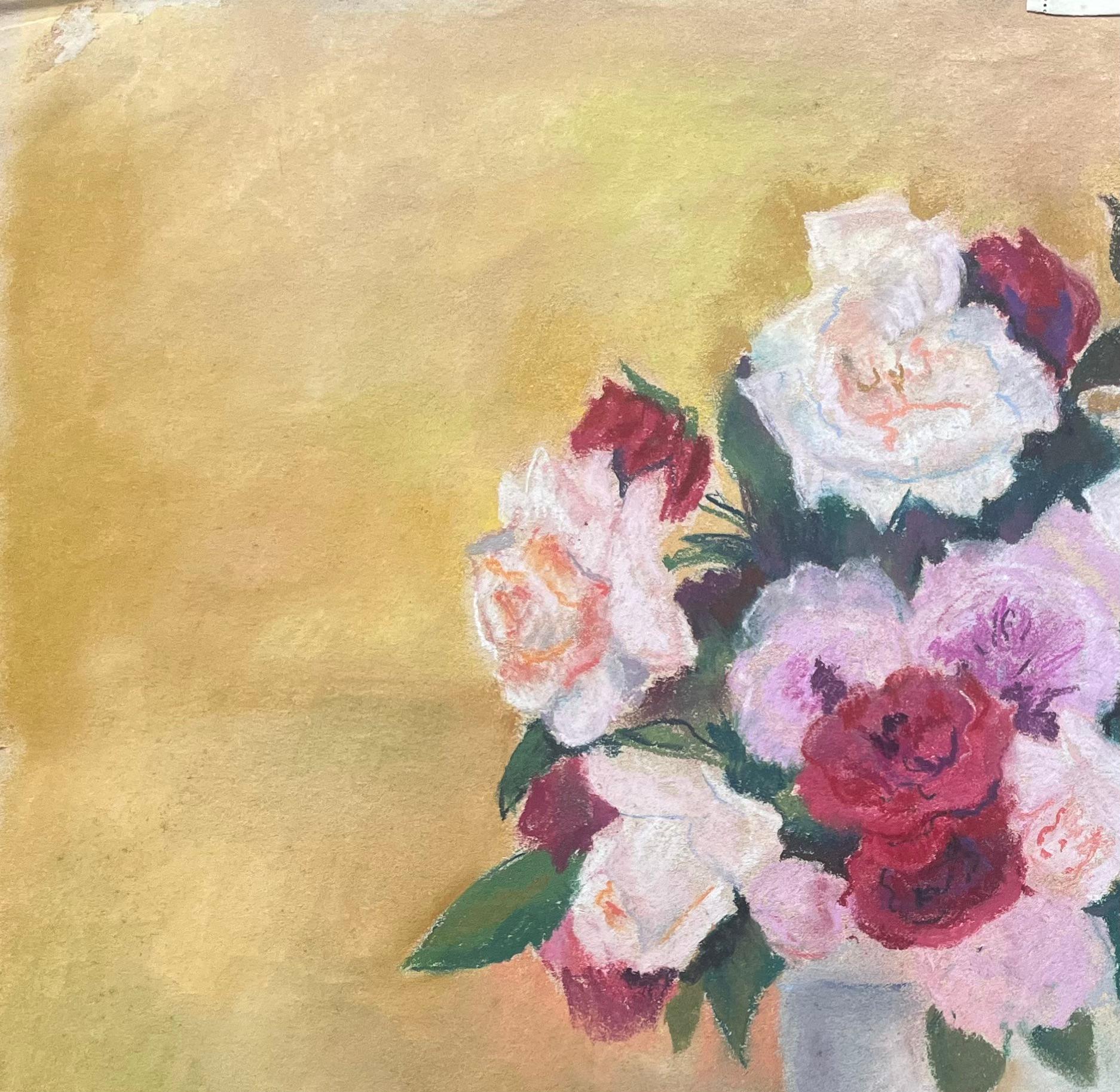 Pastello post impressionista di rose rosa e rosse in un vaso della metà del XX secolo - Painting Postimpressionismo di Anne Marie Migette Perard