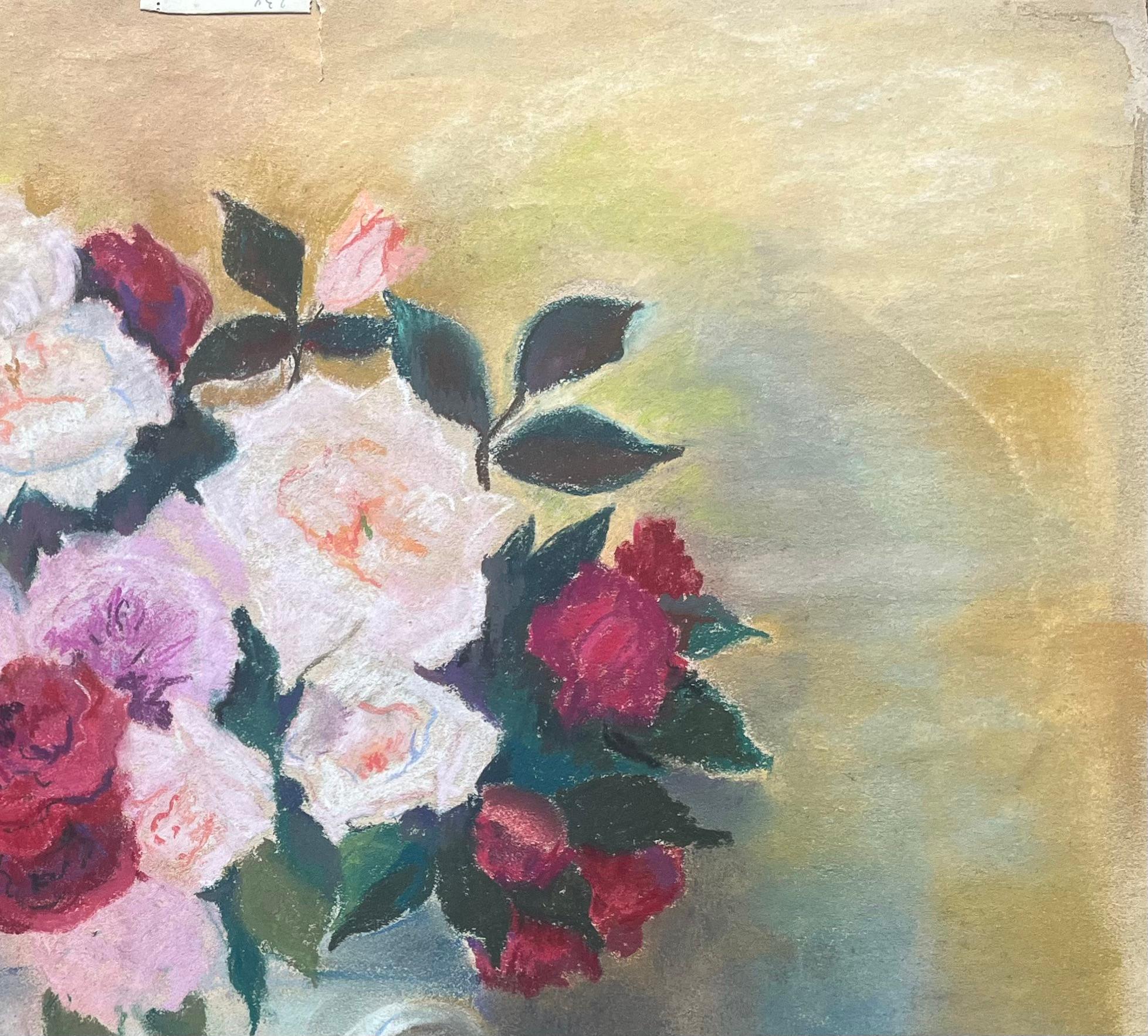 Pastello post impressionista di rose rosa e rosse in un vaso della metà del XX secolo - Landscape Painting Marrone di Anne Marie Migette Perard