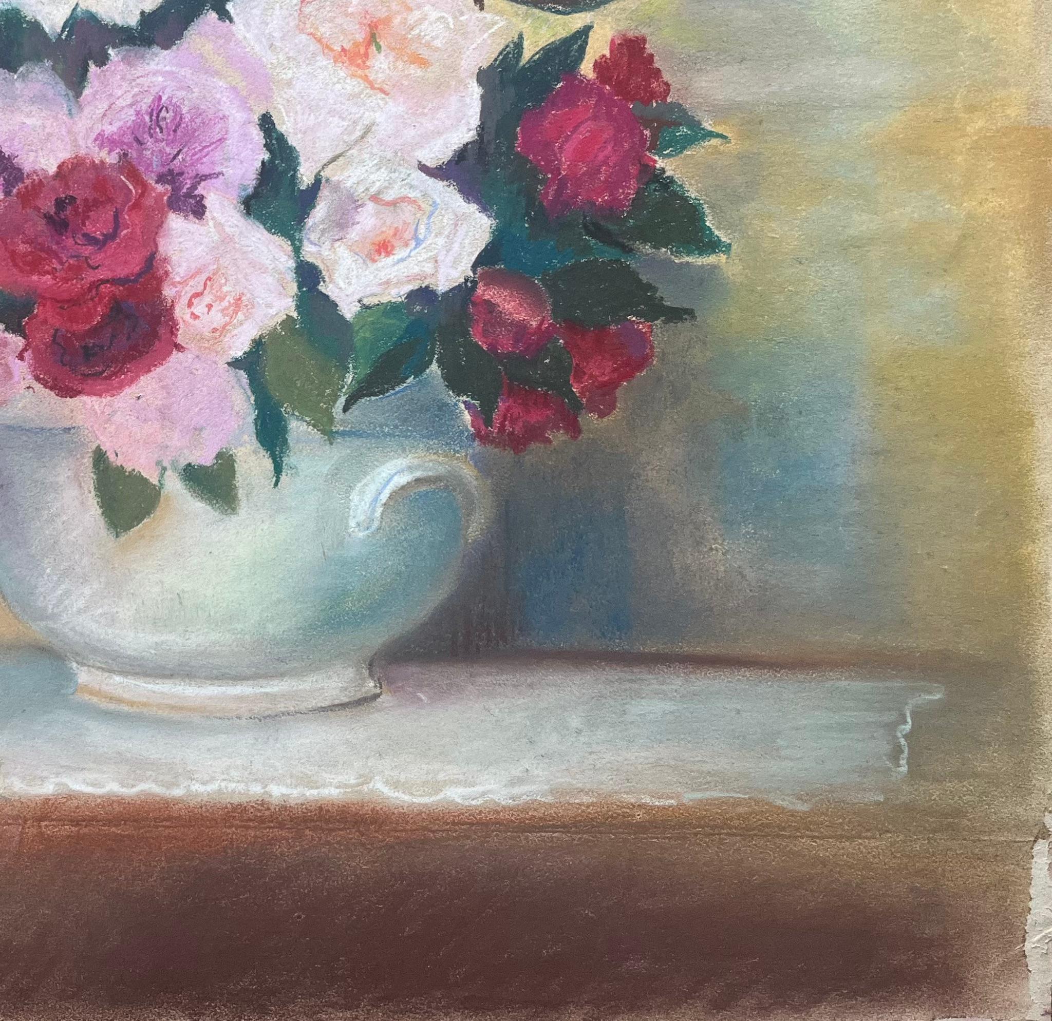 Titolo: Pastello post impressionista di rose rosa e rosse in un vaso della metà del XX secolo
di Anne Marie Migette Perard (francese, 1902-1977)
Firmato: Yes One
Medio: Pastello su carta non incorniciata
Dimensioni: 17 pollici (altezza) x 20,75