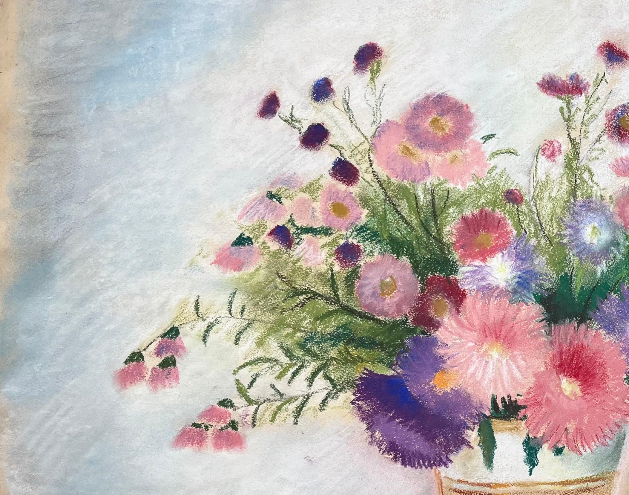 Pastello post-impressionista di fiori selvatici in vaso bianco della metà del XX secolo - Painting Postimpressionismo di Anne Marie Migette Perard