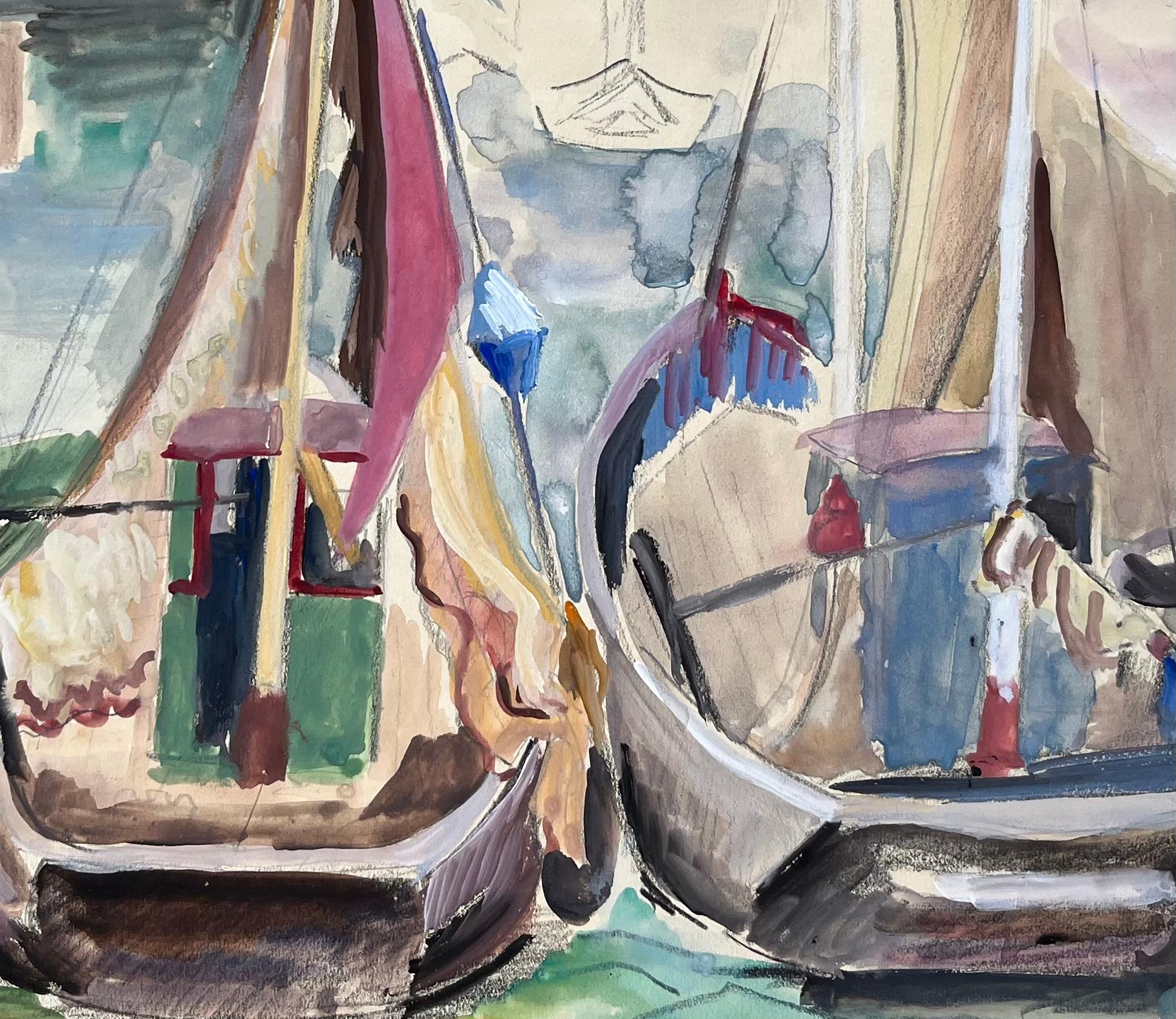 Scena portuale francese di metà secolo con barche a vela colorate attraccate al porto in vendita 2