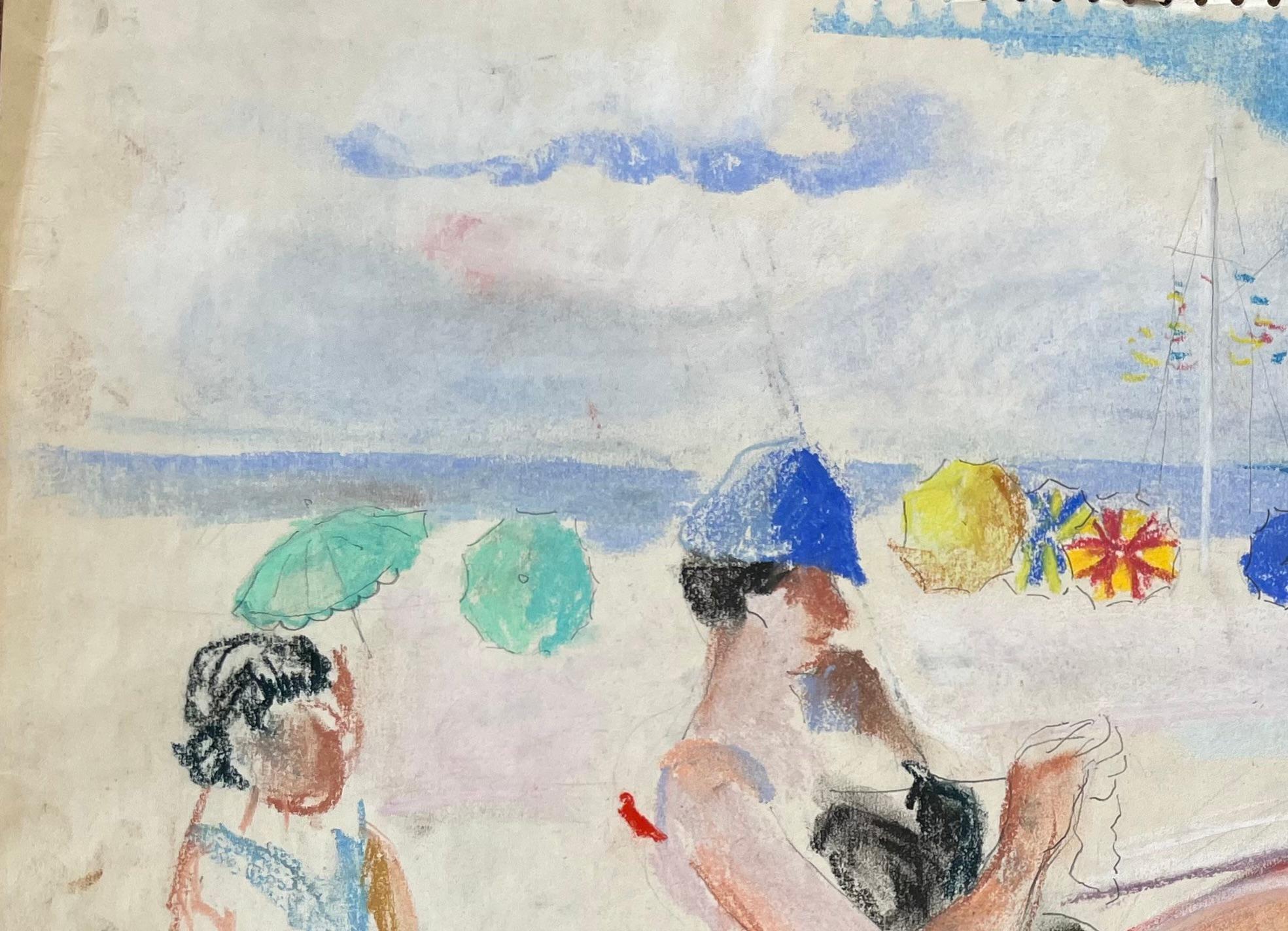 Escena de playa en pastel francés de mediados de siglo con mujer sentada tejiendo y sombrillas - Figurative Painting Gris de Anne Marie Migette Perard