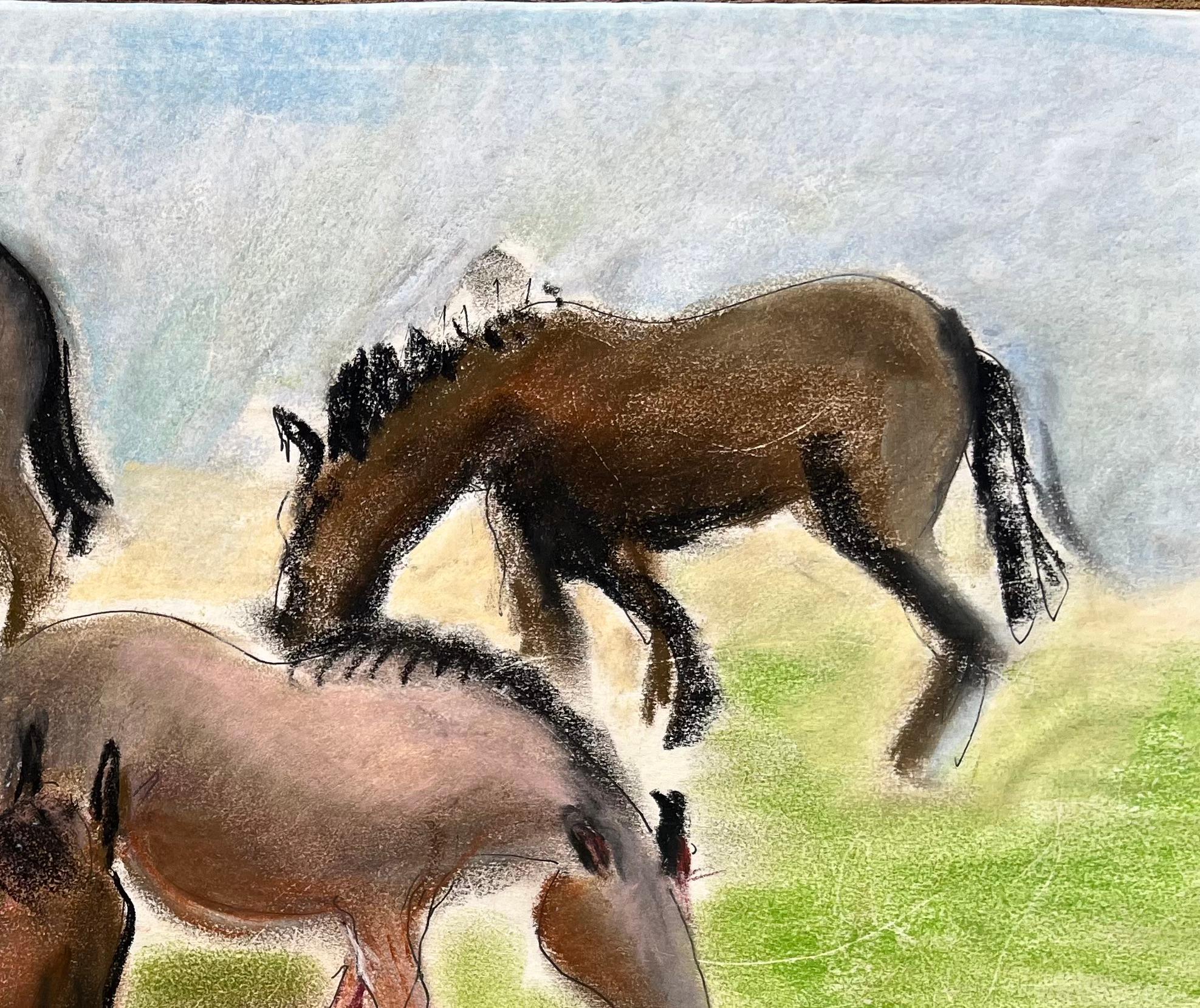 Dessin français au pastel du milieu du siècle dernier représentant quatre chevaux grattant dans un paysage de prairie - Beige Figurative Painting par Anne Marie Migette Perard