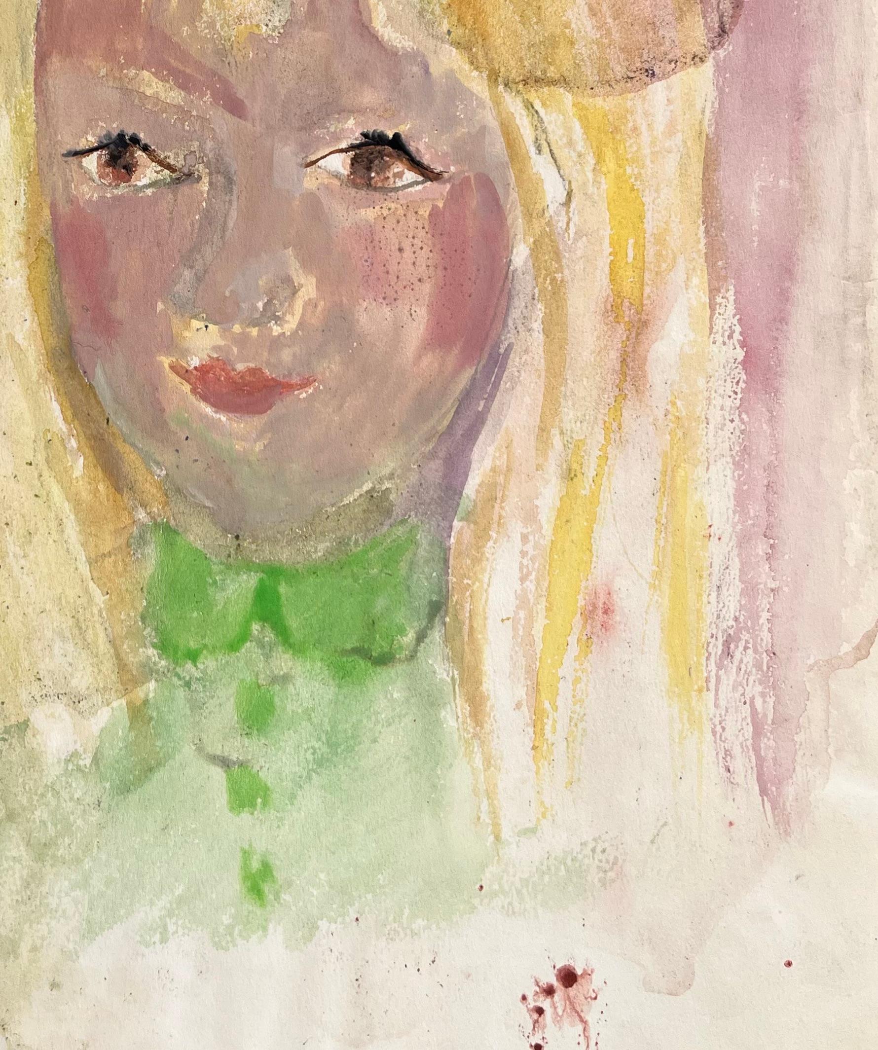 Acuarela francesa de mediados de siglo Retrato de niña rubia con lazo y vestido verdes - Figurative Painting Beige de Anne Marie Migette Perard