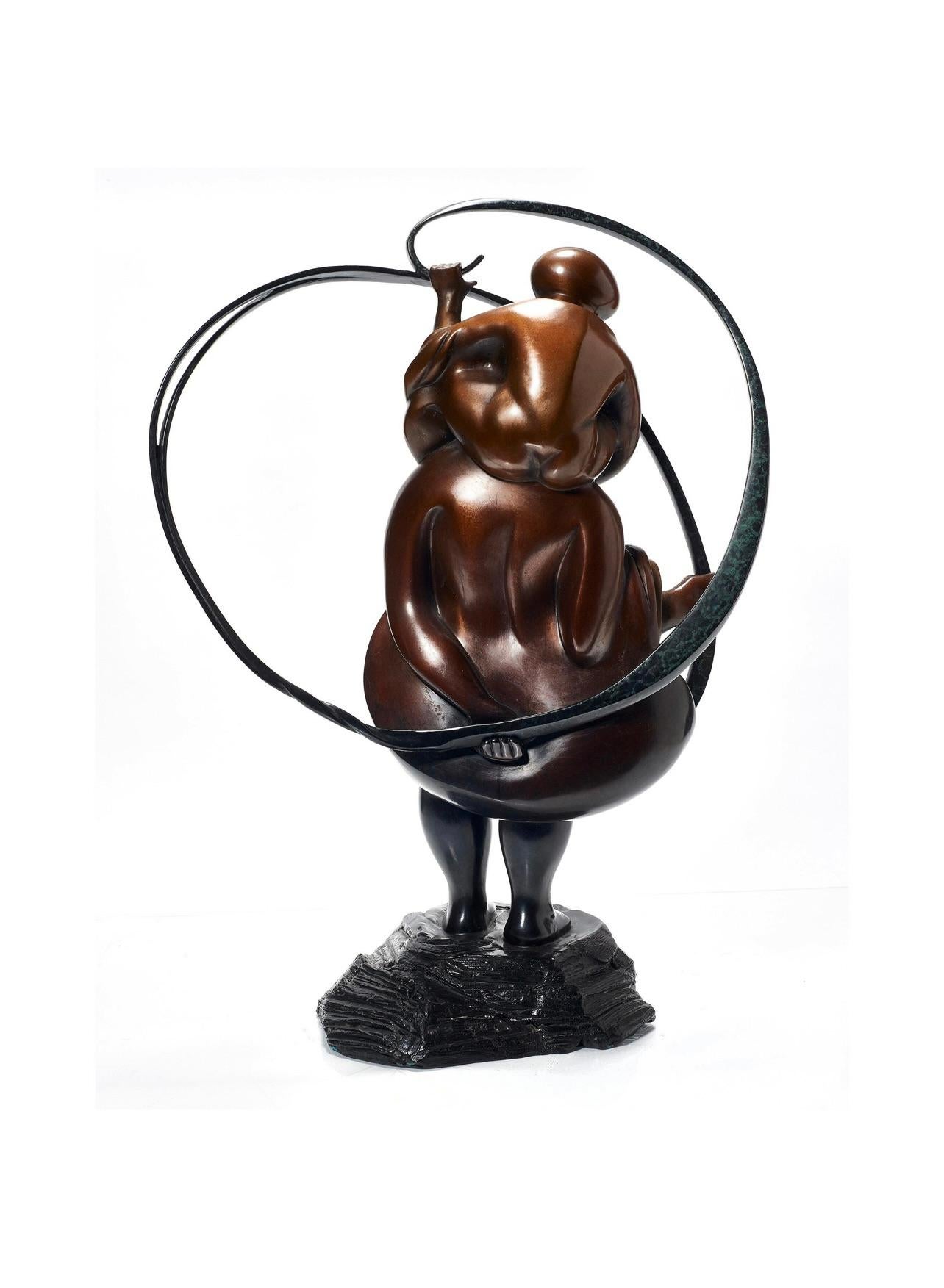 Un grand et très beau bronze de l'artiste française Anne-Marie Paul (1949-2005). Cette pièce est signée AM Paul et numérotée 5/99 avec une marque de fonderie. Il s'agit d'une pièce importante et de grande taille. Représentation d'une mère et d'un