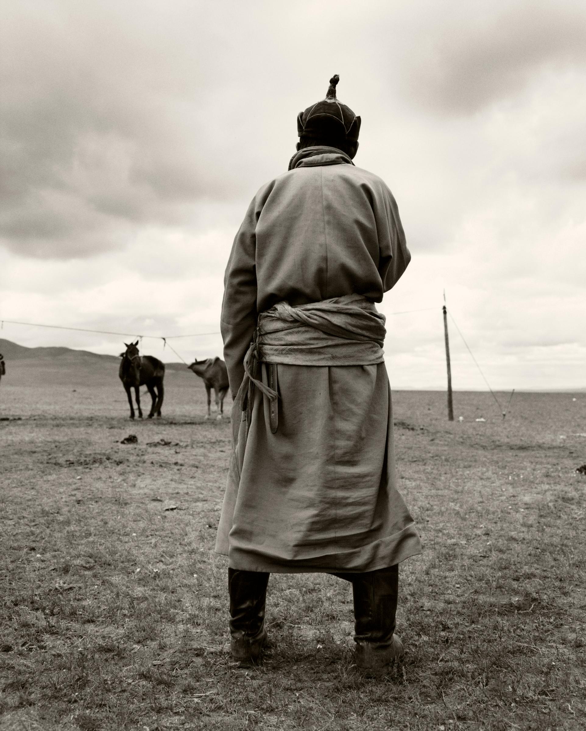 Anne Menke Color Photograph – Junger Junge aus Mongolia