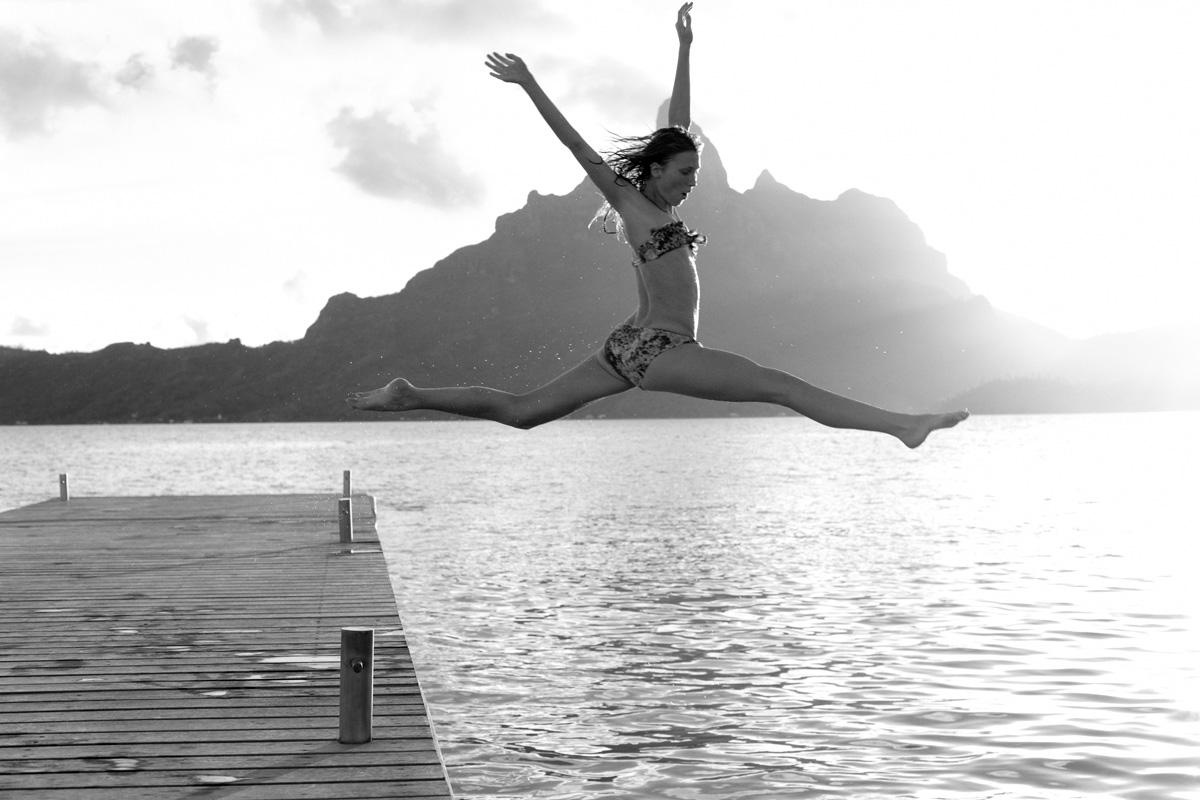Anne Menke Figurative Photograph – Sprung ins kalte Wasser