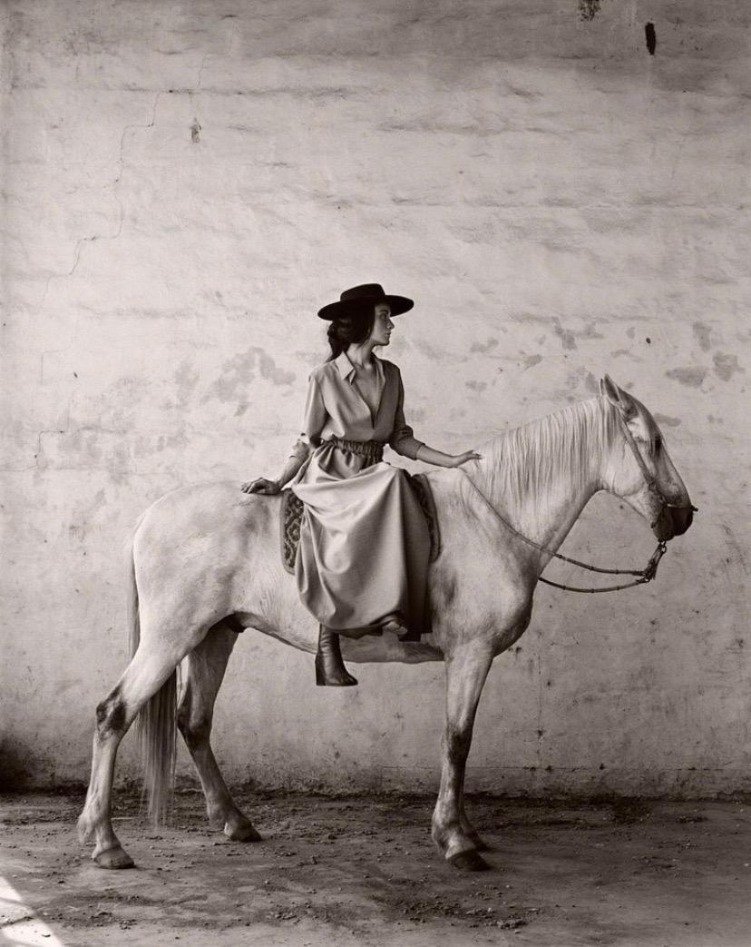 Black and White Photograph de Anne Menke - Modelo a caballo 35x45