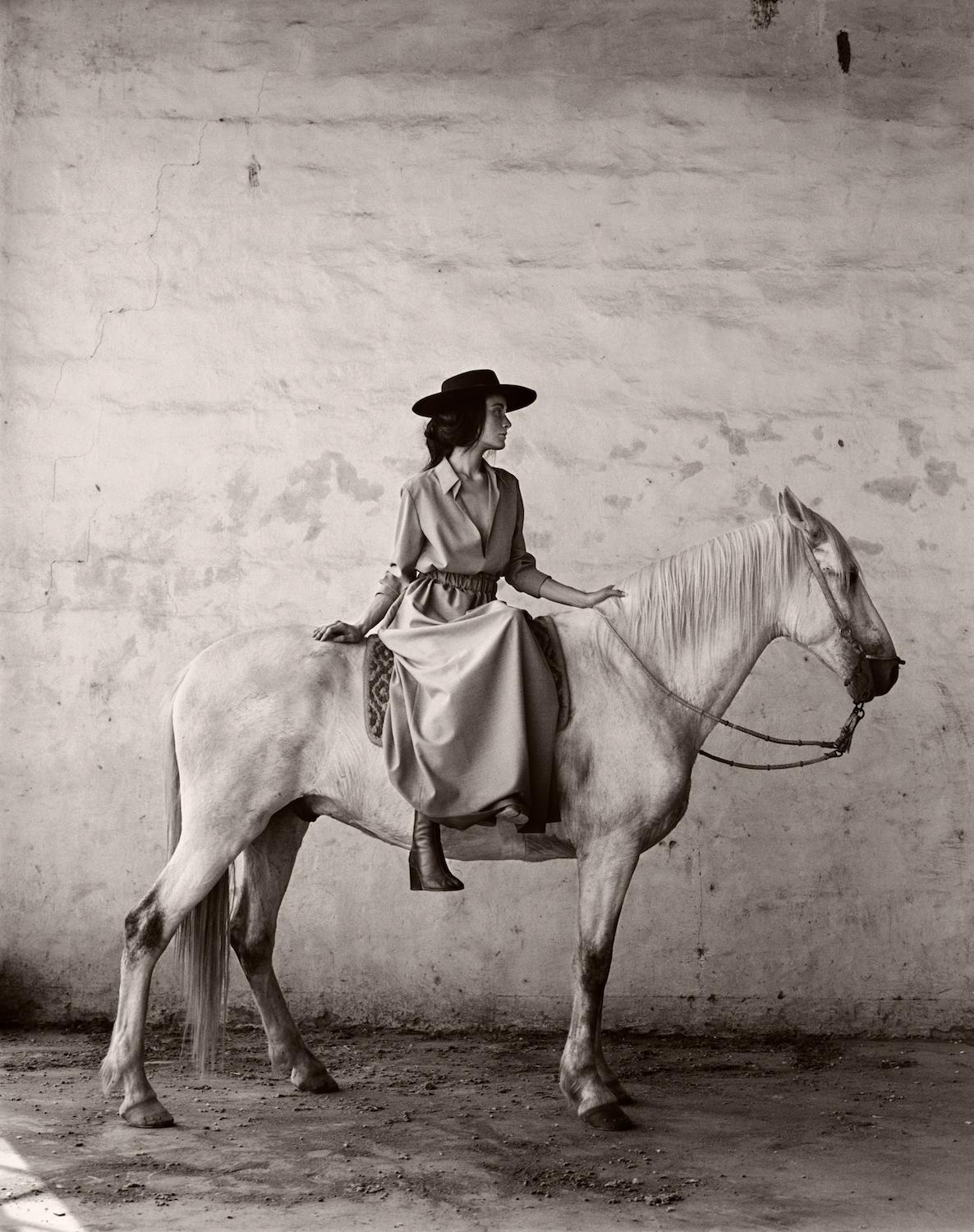 Black and White Photograph de Anne Menke - Modelo a caballo