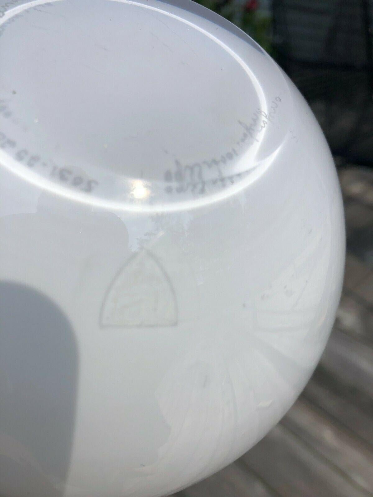 Seltene signierte Vase aus weißem Glas von Anne Nilsson für Orrefors Expo 1998 im Angebot 6
