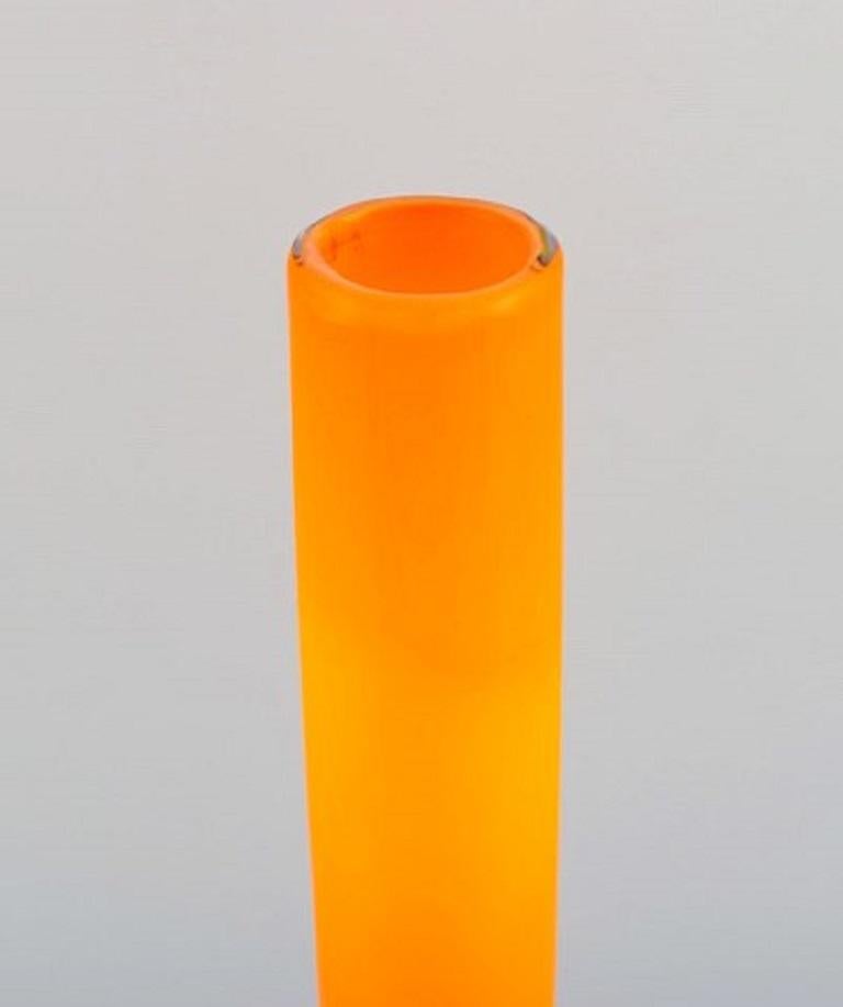 Anne Nilsson pour Orrefors. Vase en verre d'art soufflé à la bouche transparent et orange. 1980s.
Mesures : 34.2 x 12,3 cm.
En parfait état.
Signé.