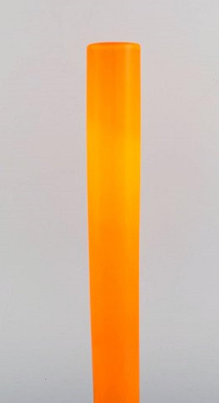 Scandinave moderne Anne Nilsson pour Orrefors, vase en verre d'art transparent et orange soufflé à la bouche, années 1980 en vente