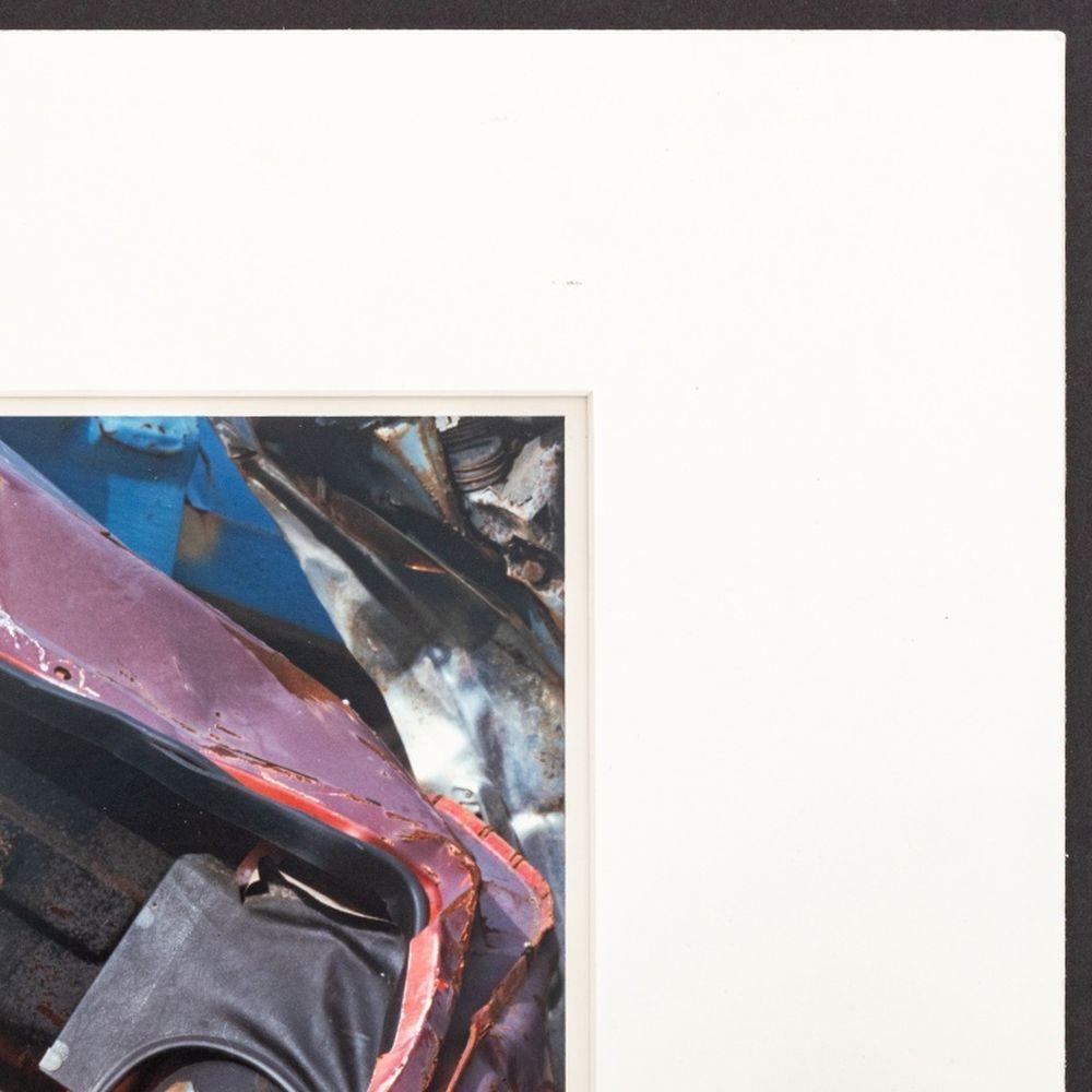 Anne Sager (américaine, 1930-2024), Junk Car Composition, photographie couleur, épreuve chromogène, signée à l'encre en bas à droite, avec le cachet de la succession de l'artiste au verso, sous passe-partout, non encadrée. Image : 15