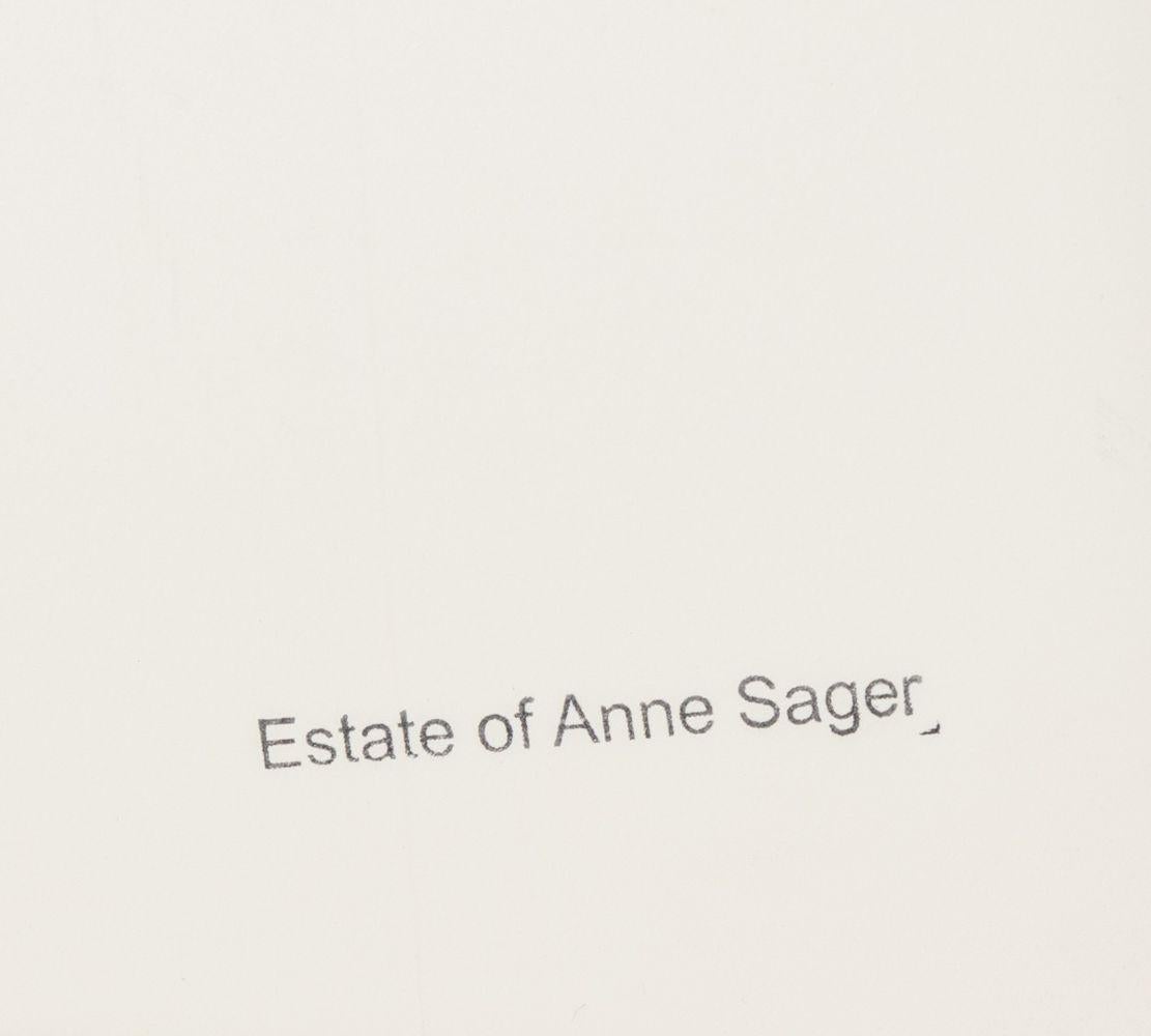 Anne Sager (americana, 1930-2024), Figura femminile inginocchiata, fotografia a colori, stampa cromogenica su carta Kodak, montata su cartoncino, della serie 