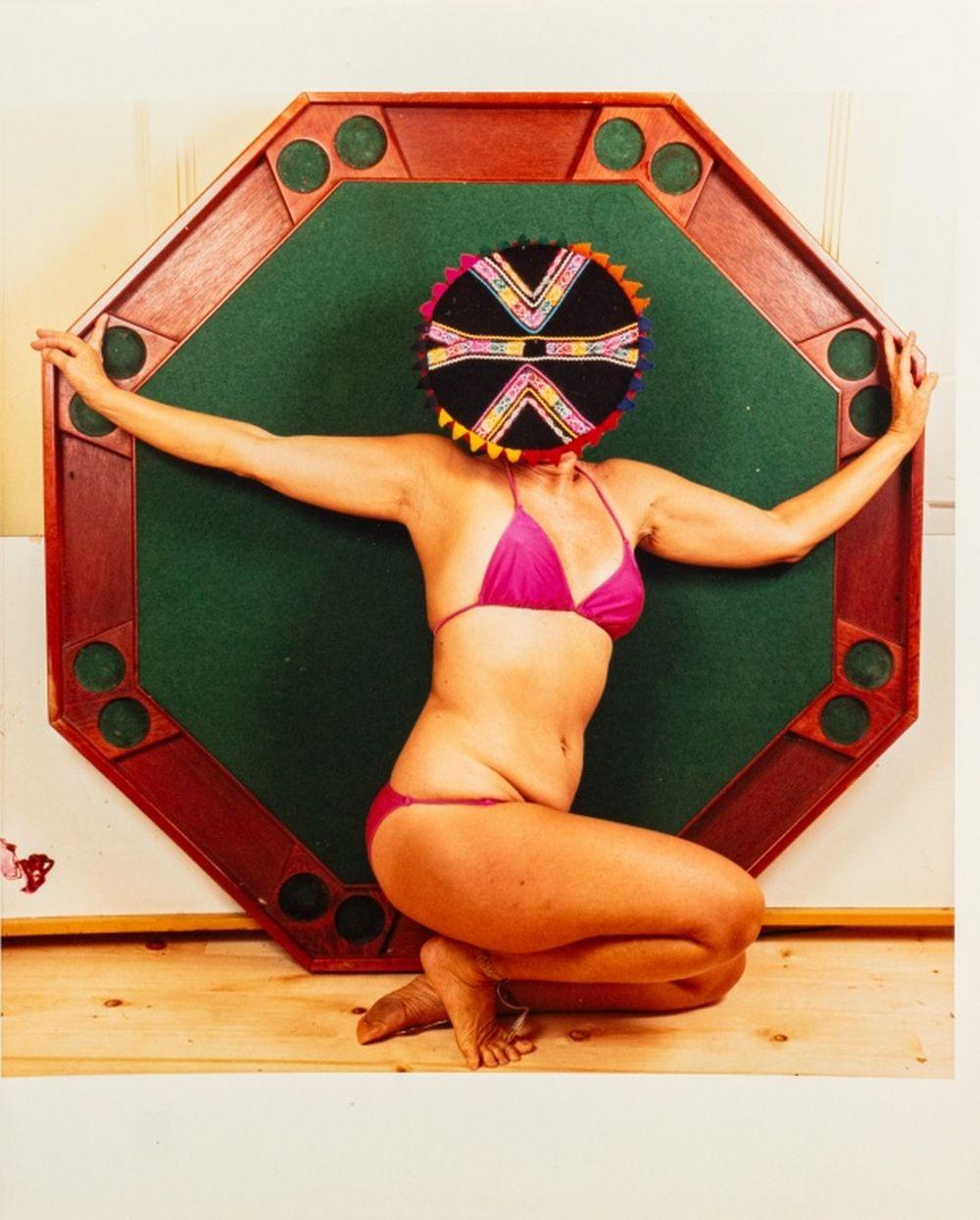 Figurative Photograph de Anne Sager - Kneeling Female Figure