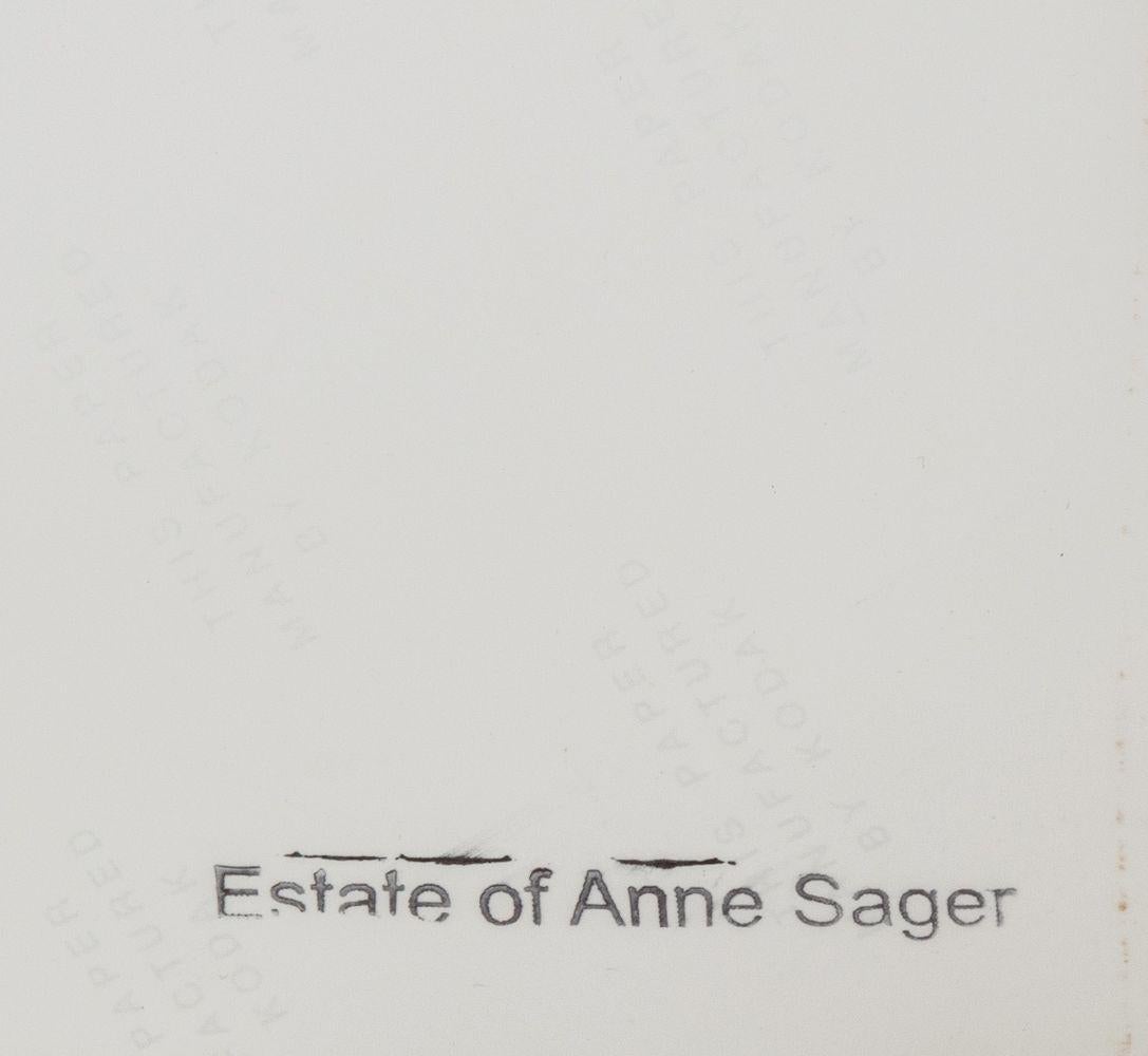 Anne Sager (americana, 1930-2024), Figura femminile reclinata, fotografia a colori, stampa cromogenica su carta Kodak, dalla serie 