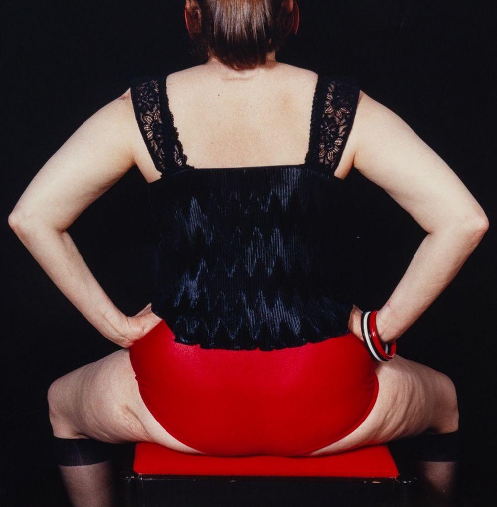 Sitzende weibliche Figur – Photograph von Anne Sager