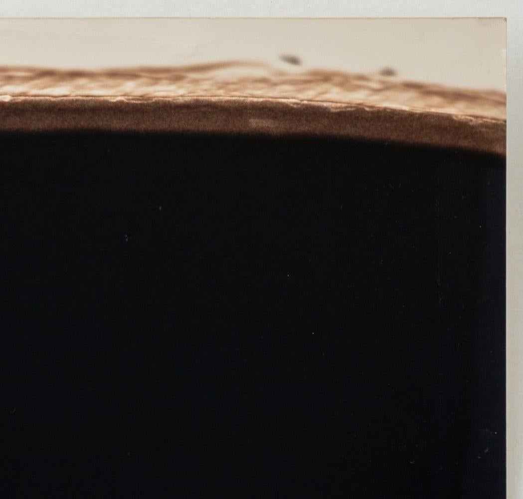 Sitzende weibliche Figur (Zeitgenössisch), Photograph, von Anne Sager