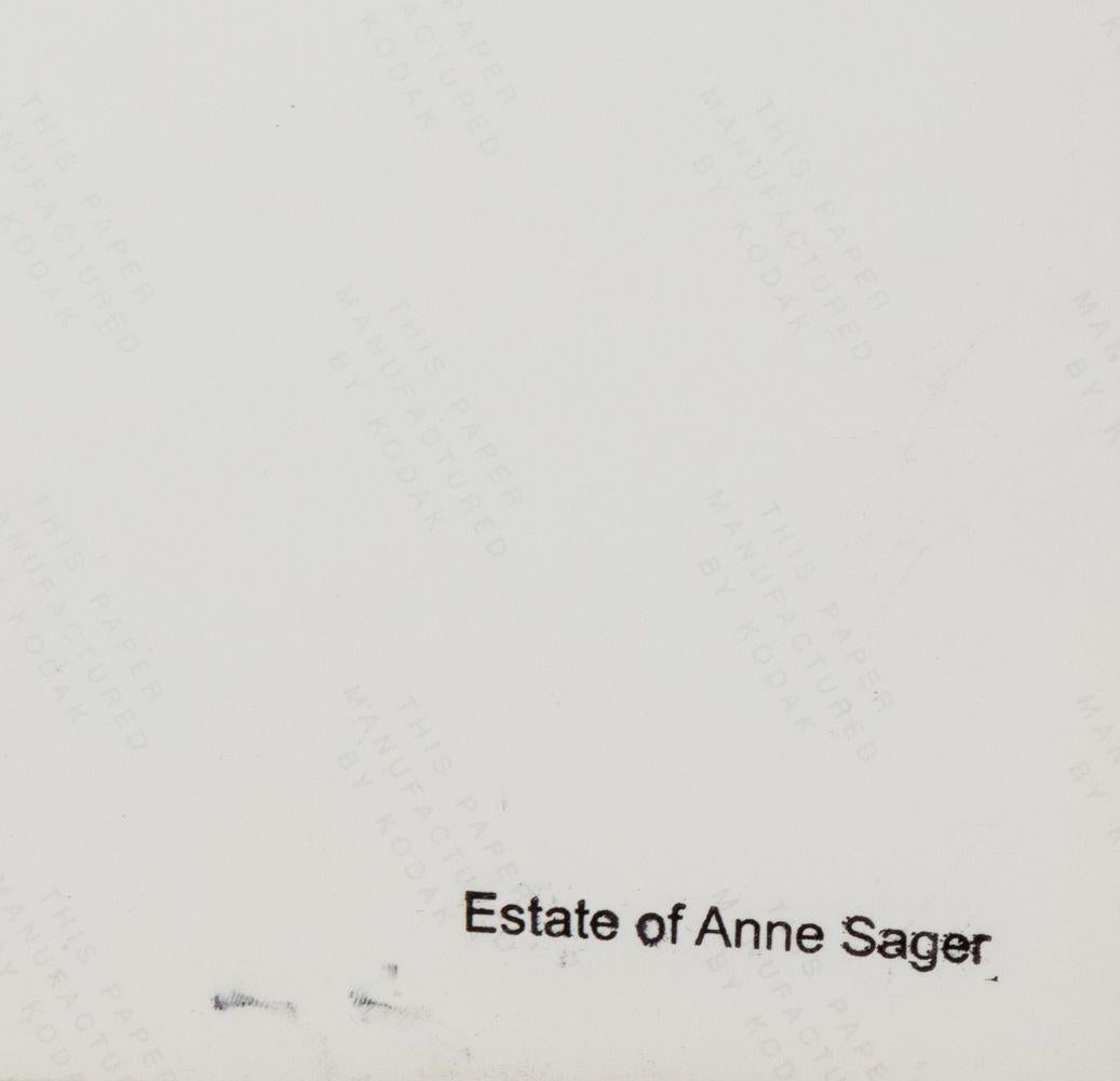 Anne Sager (Amerikanerin, 1930-2024), Sitzende weibliche Figur, Farbfotografie, Chromogener Druck auf Kodak-Papier, aus der Serie 
