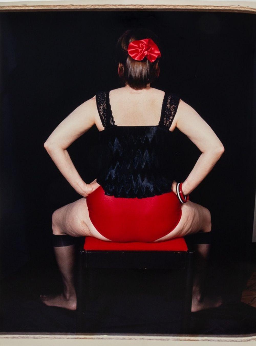 Anne Sager Figurative Photograph – Sitzende weibliche Figur