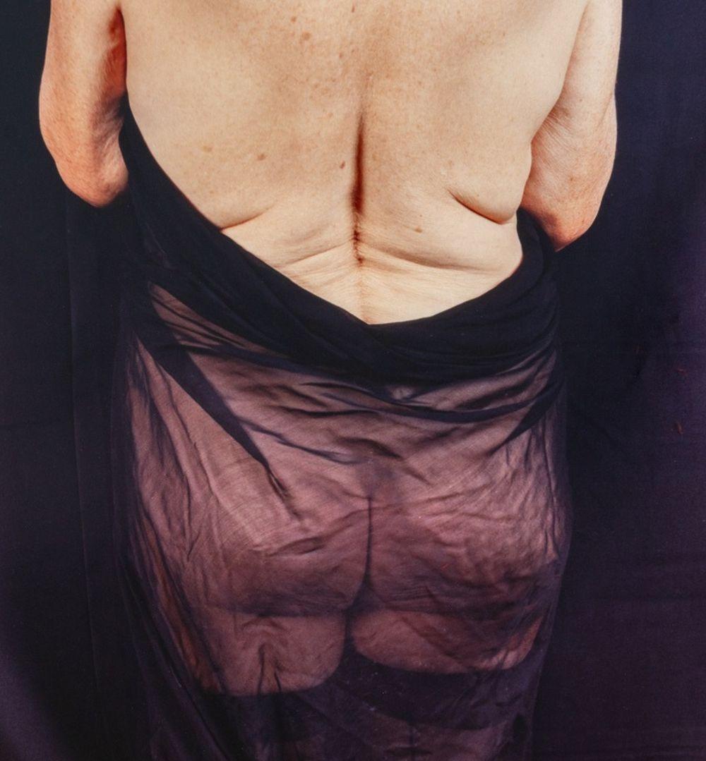 Figure féminine debout - Photograph de Anne Sager