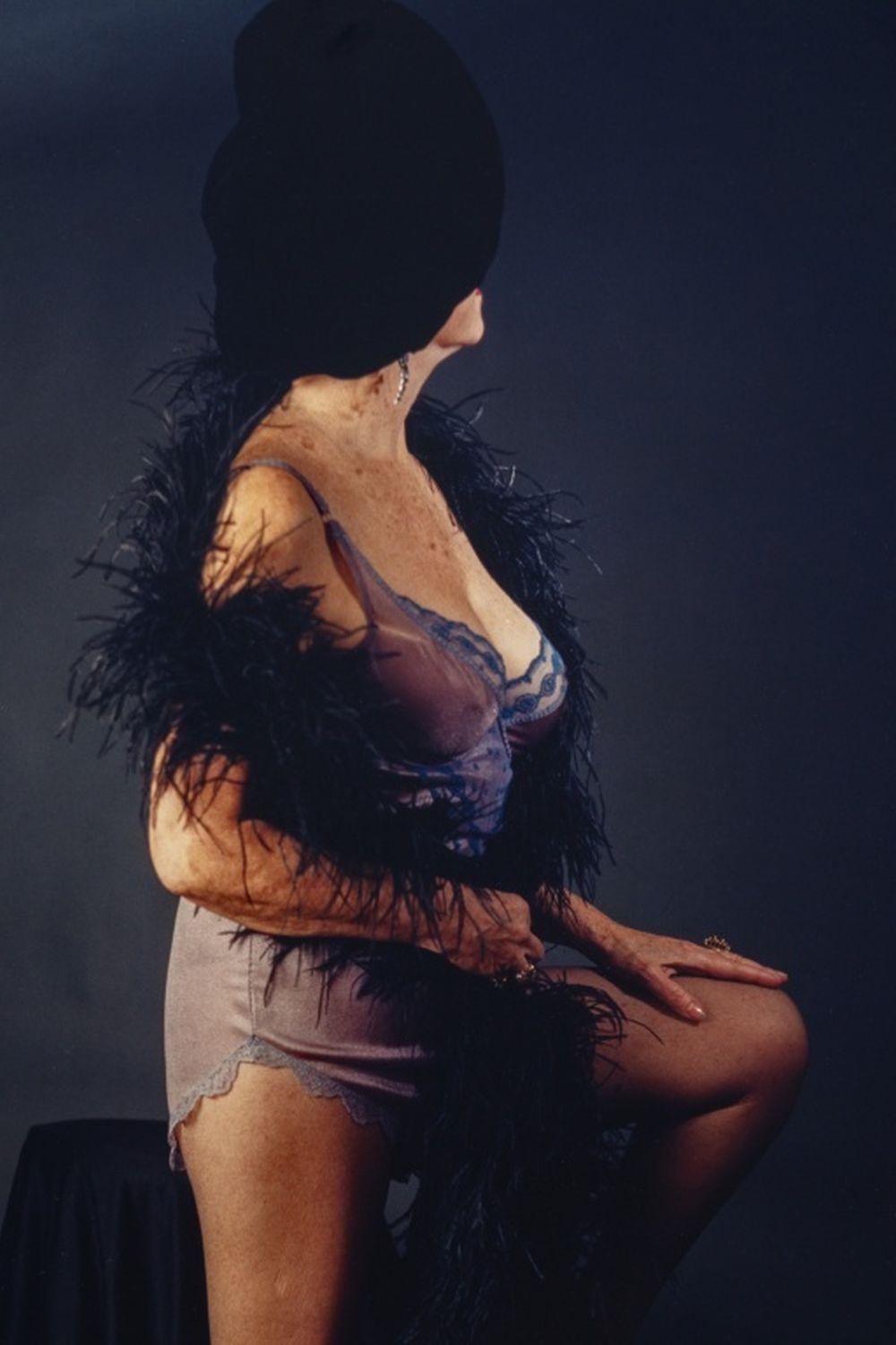 Figure féminine debout - Photograph de Anne Sager