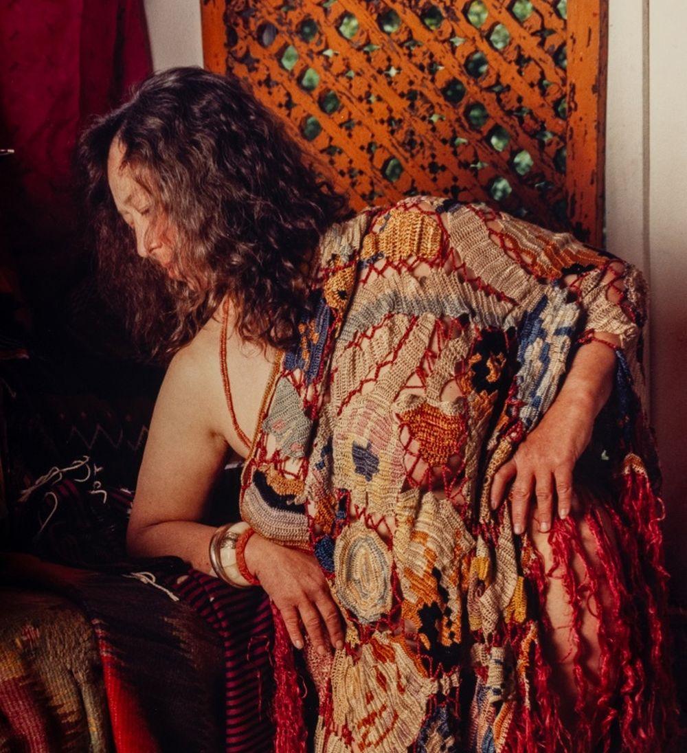 Figura femenina de pie - Photograph Contemporáneo de Anne Sager