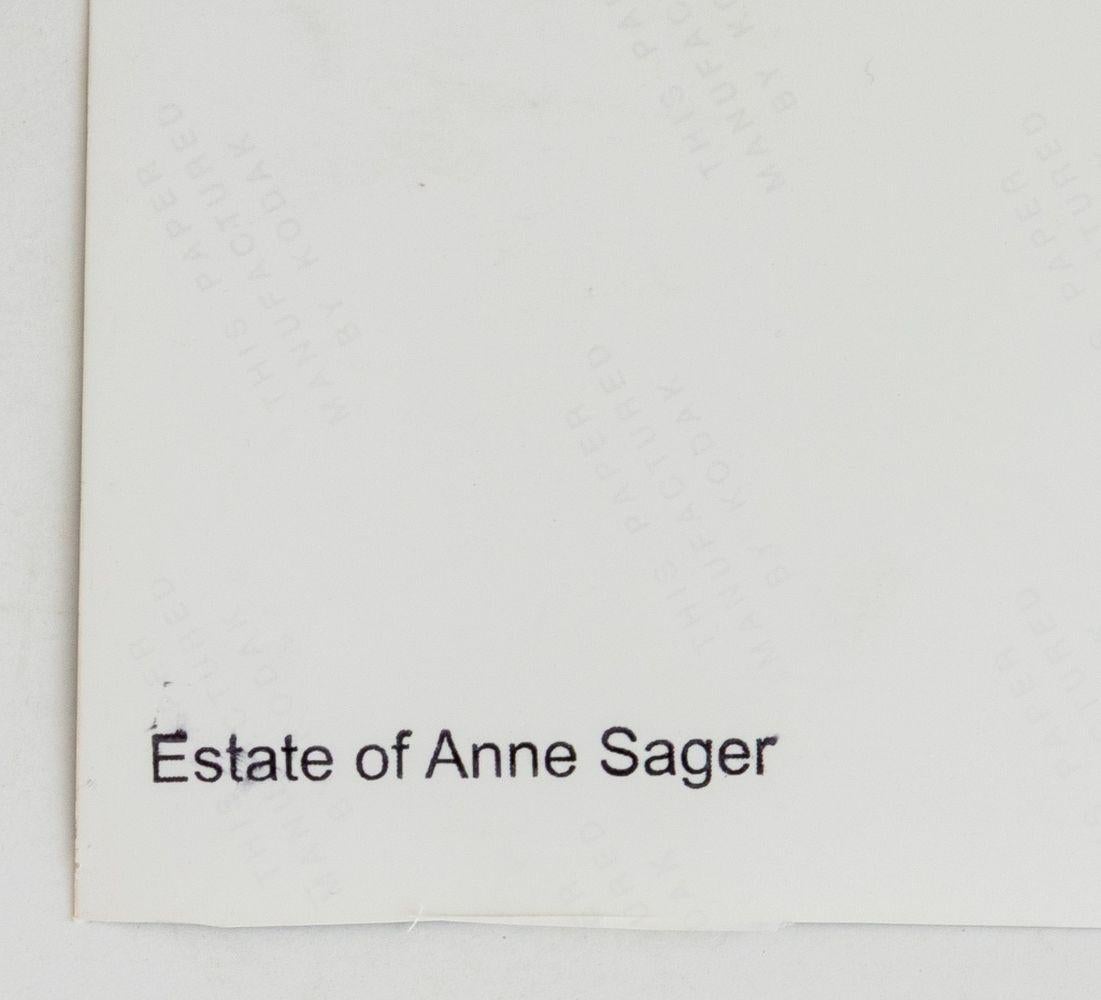 Anne Sager (américaine, 1930-2024), Standing Female Figure, Color Photograph, Chromogenic Print on Kodak Paper, de la série 