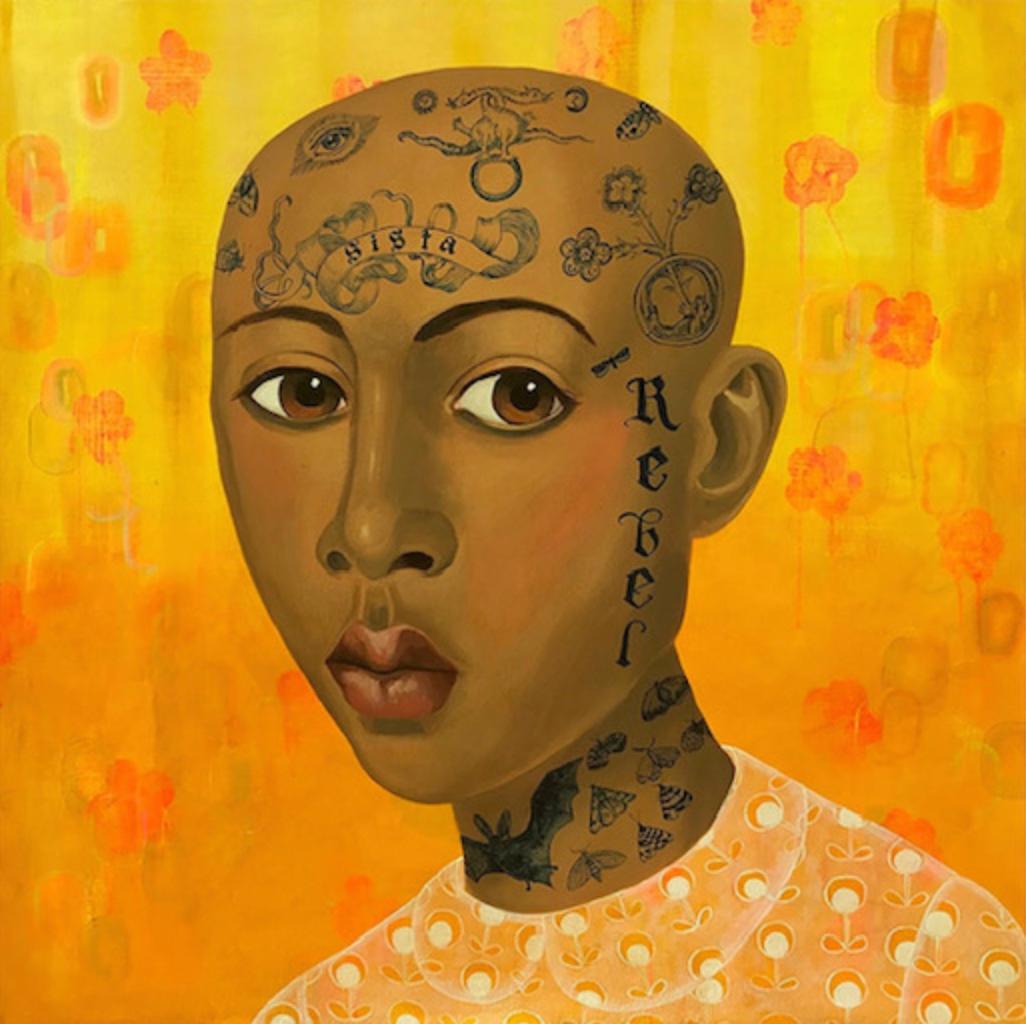 Sistah, Surreales figuratives Portrait mit symbolischen Tattoos und goldenem Hintergrund