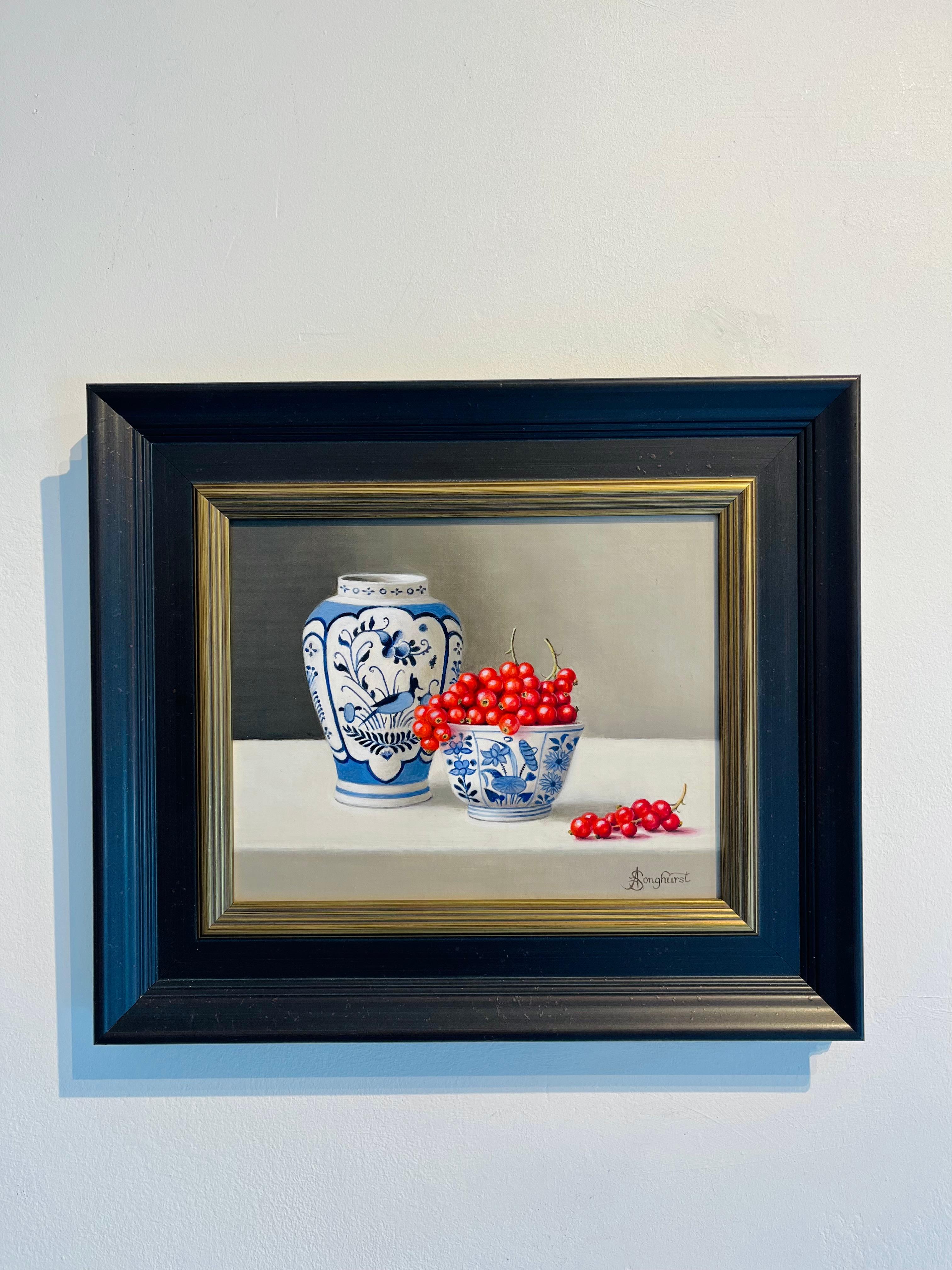 Delfware mit Redcurrents – Stillleben, Original-Fotorealismus, Ölgemälde modern – Painting von Anne Songhurst