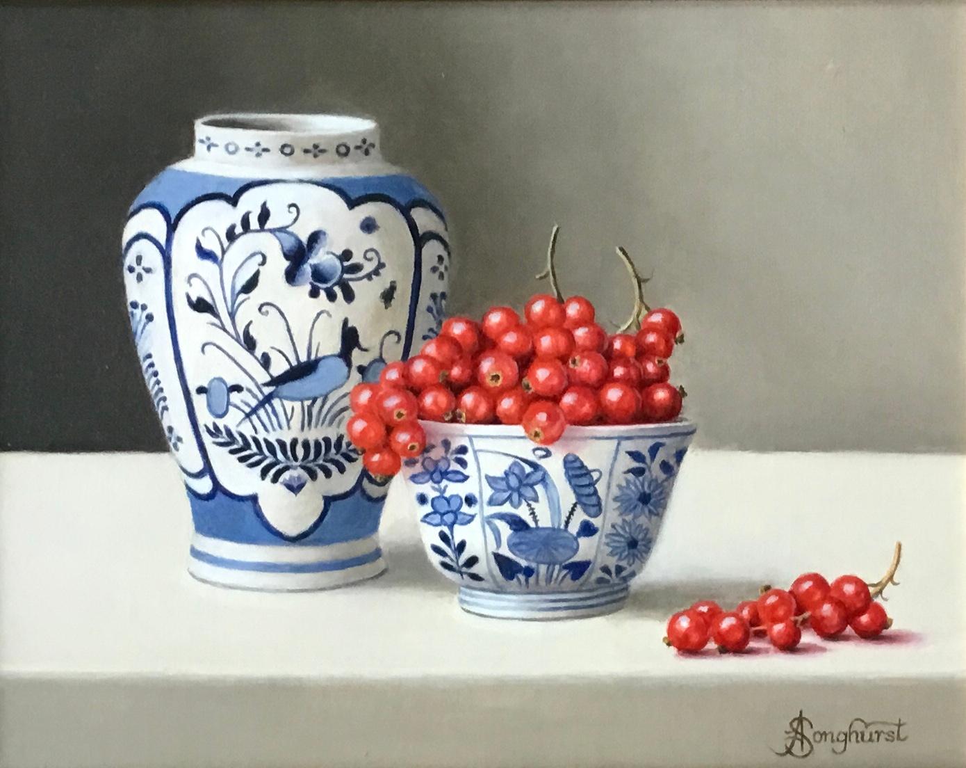 Anne Songhurst Still-Life Painting – Delfware mit Redcurrents – Stillleben, Original-Fotorealismus, Ölgemälde modern