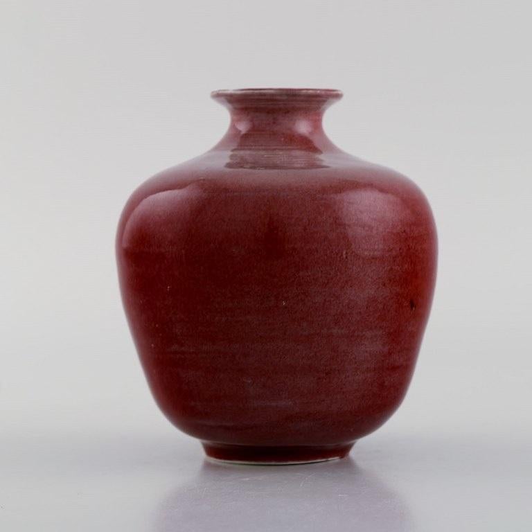 Anne-Sophie Runius (b. 1932), Sweden. Unique vase in glazed stoneware. 
Beautiful glaze in shades of red. 1980s.
Measures: 10 x 9 cm.
In excellent condition.
Signed.