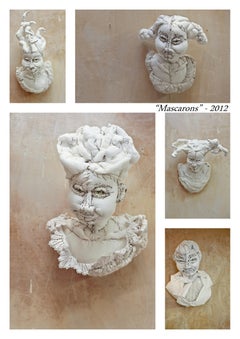 Mascarons I, sculpture murale en tissu blanc et fantaisiste d'Anne Valrie Dupond