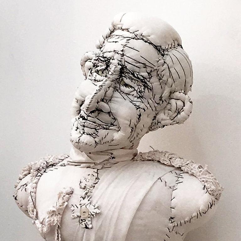 Sculpture en tissu du prince Charles, fantaisiste et comique, d'Anne Valérie Dupond en vente 2