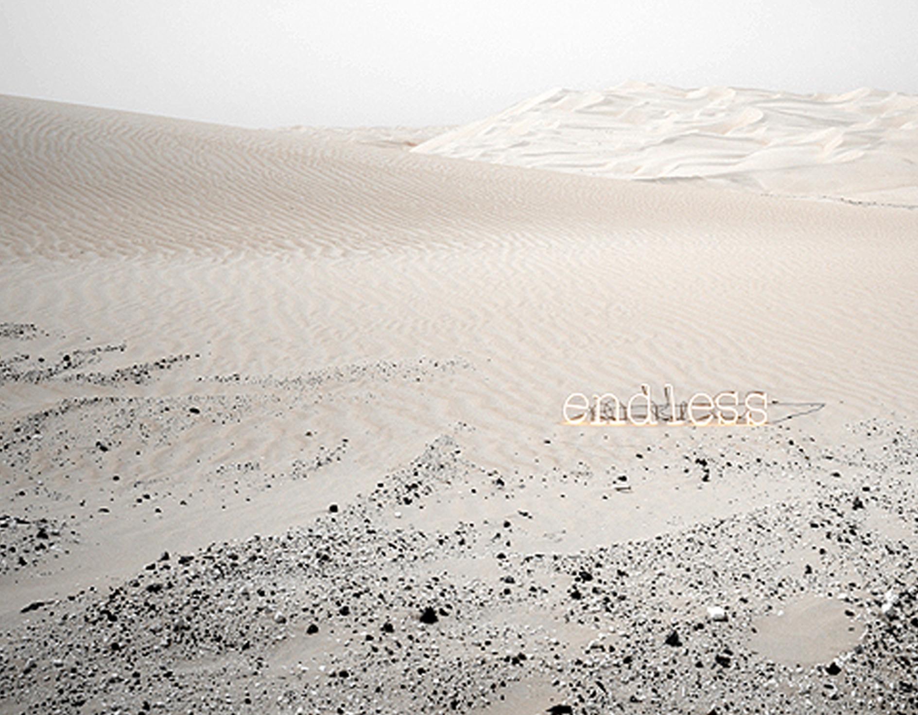 Pierre du désert sans fin, projet d'art du rêve - Photograph de Anne Valverde