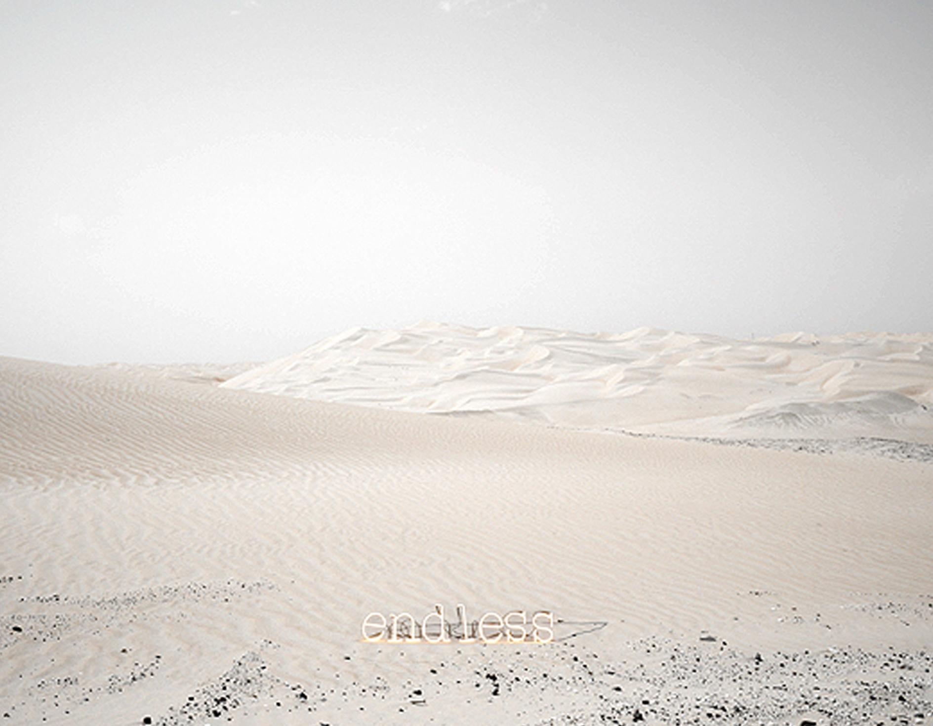 Pierre du désert sans fin, projet d'art du rêve - Conceptuel Photograph par Anne Valverde