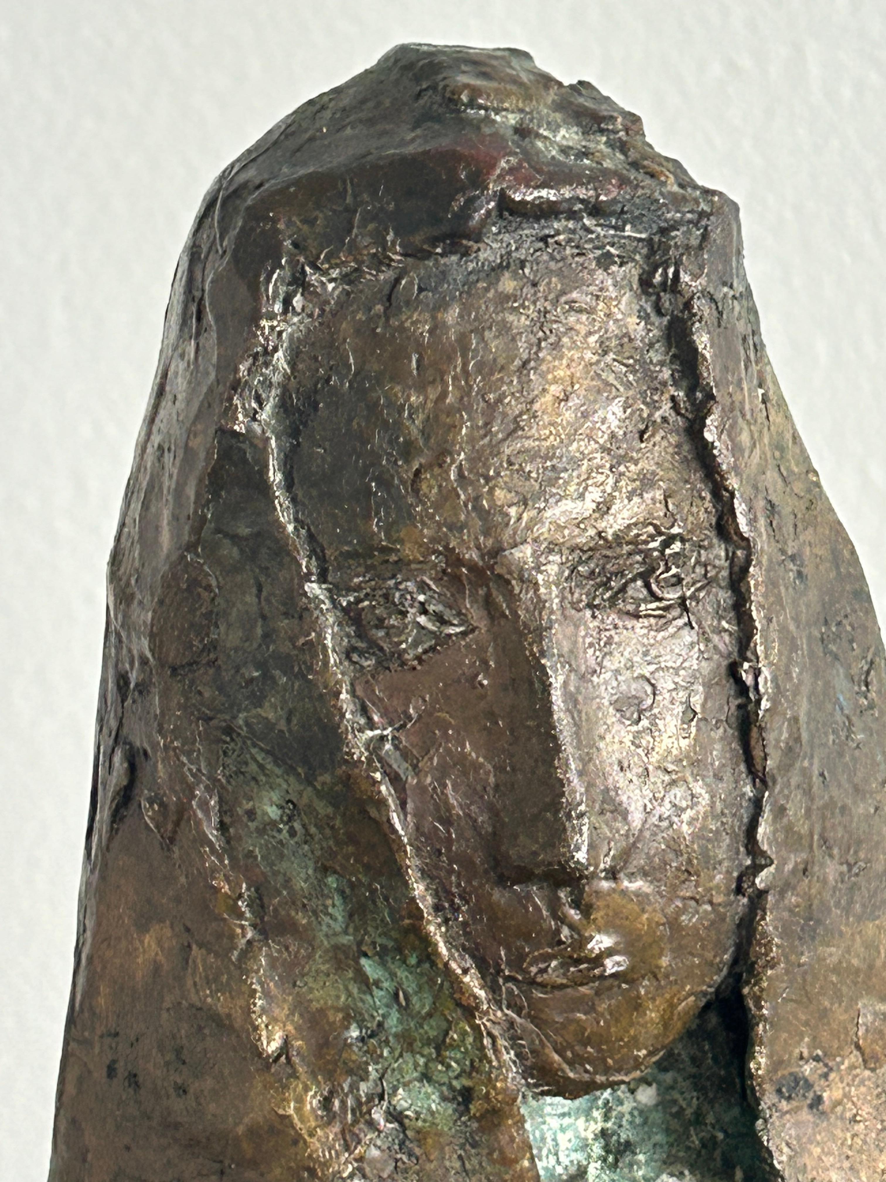 Anne Van Kleeck, americana... 1922 - 1998. Si tratta di una scultura femminile modernista in bronzo, con il volto splendidamente scolpito e gli abiti drappeggiati in modo moderno che coprono il corpo. La mano sinistra è rivolta verso l'osservatore,