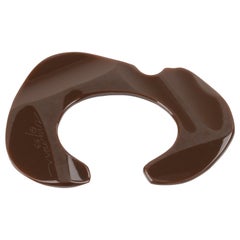 ANNE VIGNERI c.1983 Bracciale scultura in lucite marrone cioccolato