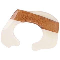 ANNE VIGNERI c.1984 Bracciale scultoreo in pelle di serpente con lucite bianca incastonata