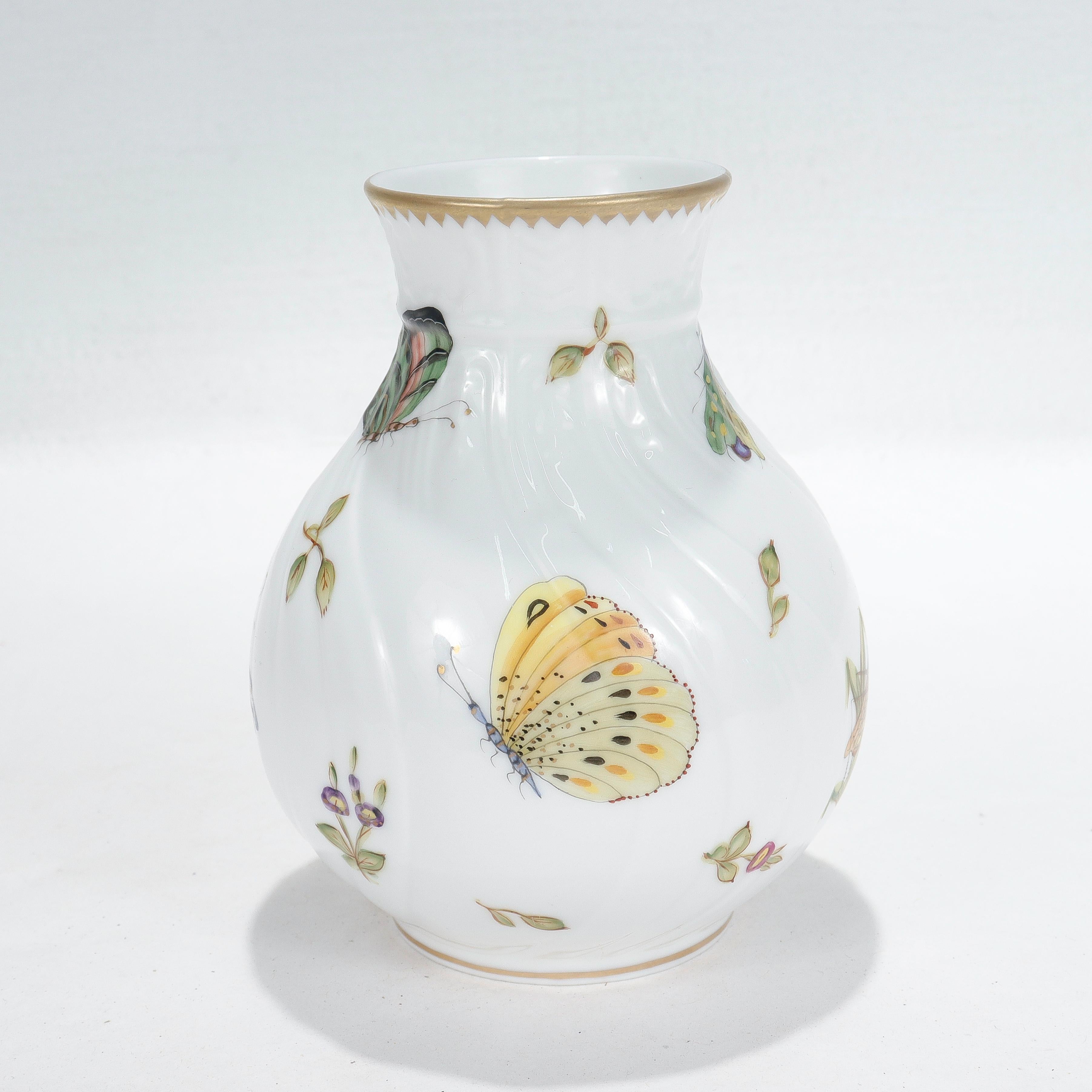Moderne Vase en porcelaine peint à la main Budapest Spring Butterfly & Dragonfly