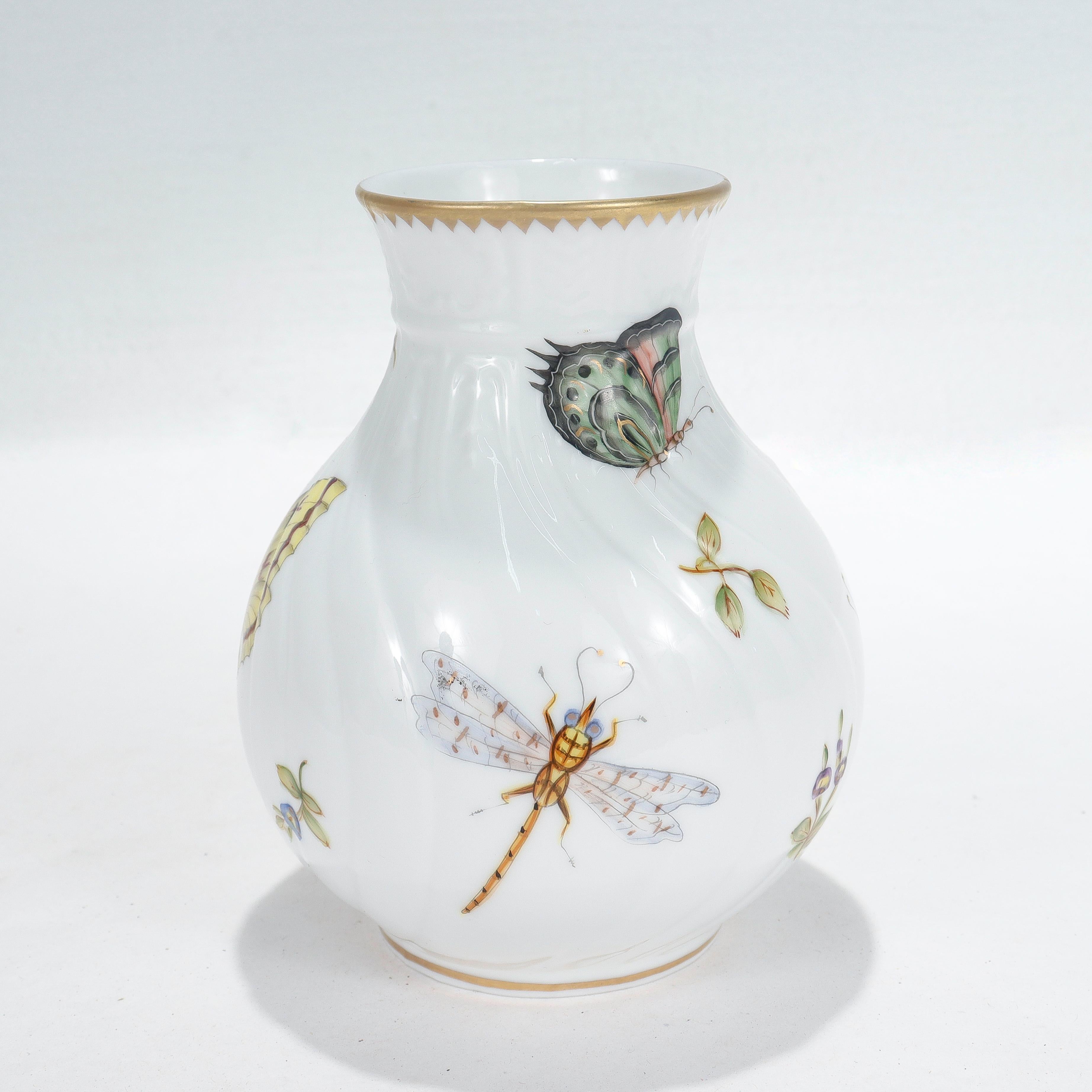 Hongrois Vase en porcelaine peint à la main Budapest Spring Butterfly & Dragonfly