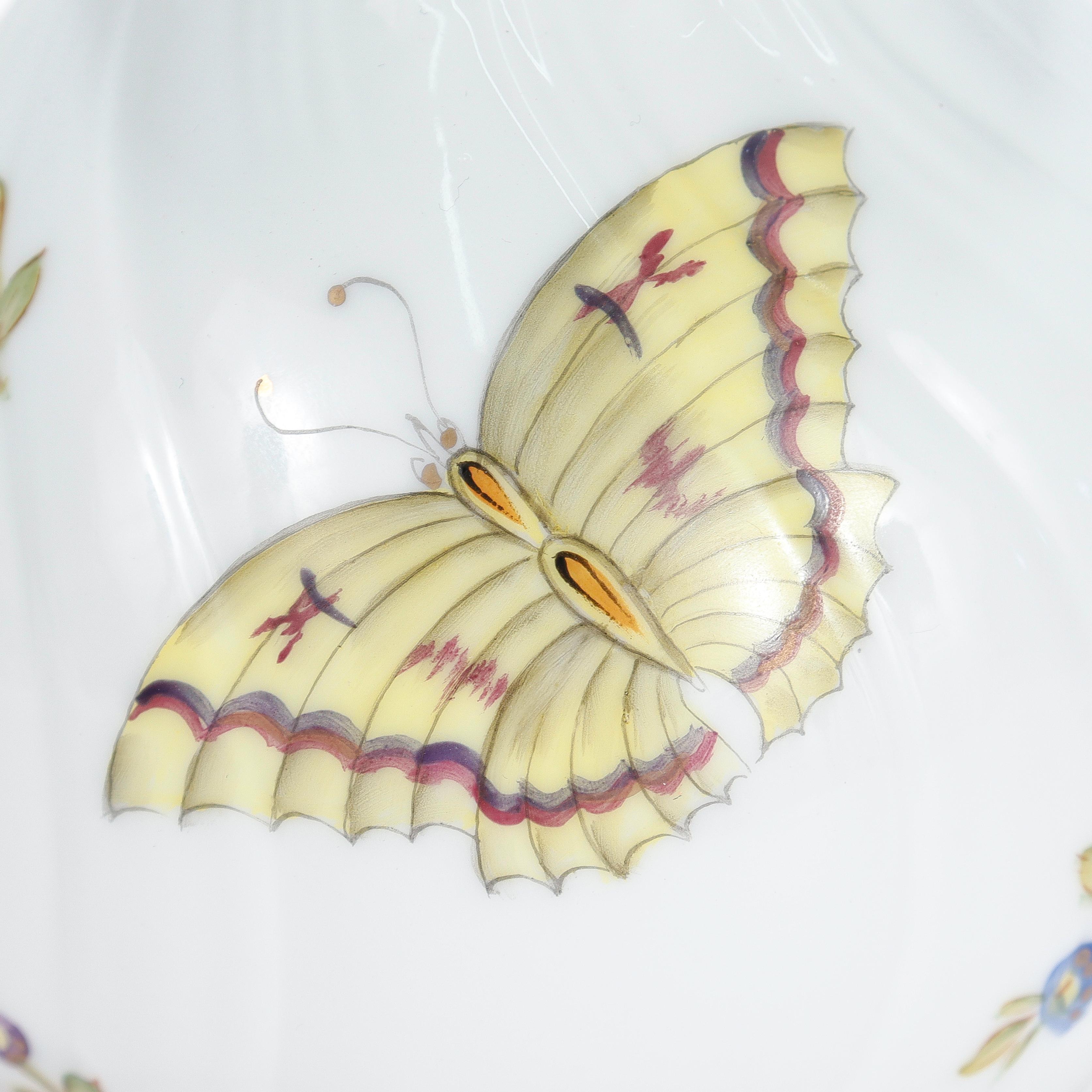 Vase en porcelaine peint à la main Budapest Spring Butterfly & Dragonfly Bon état à Philadelphia, PA
