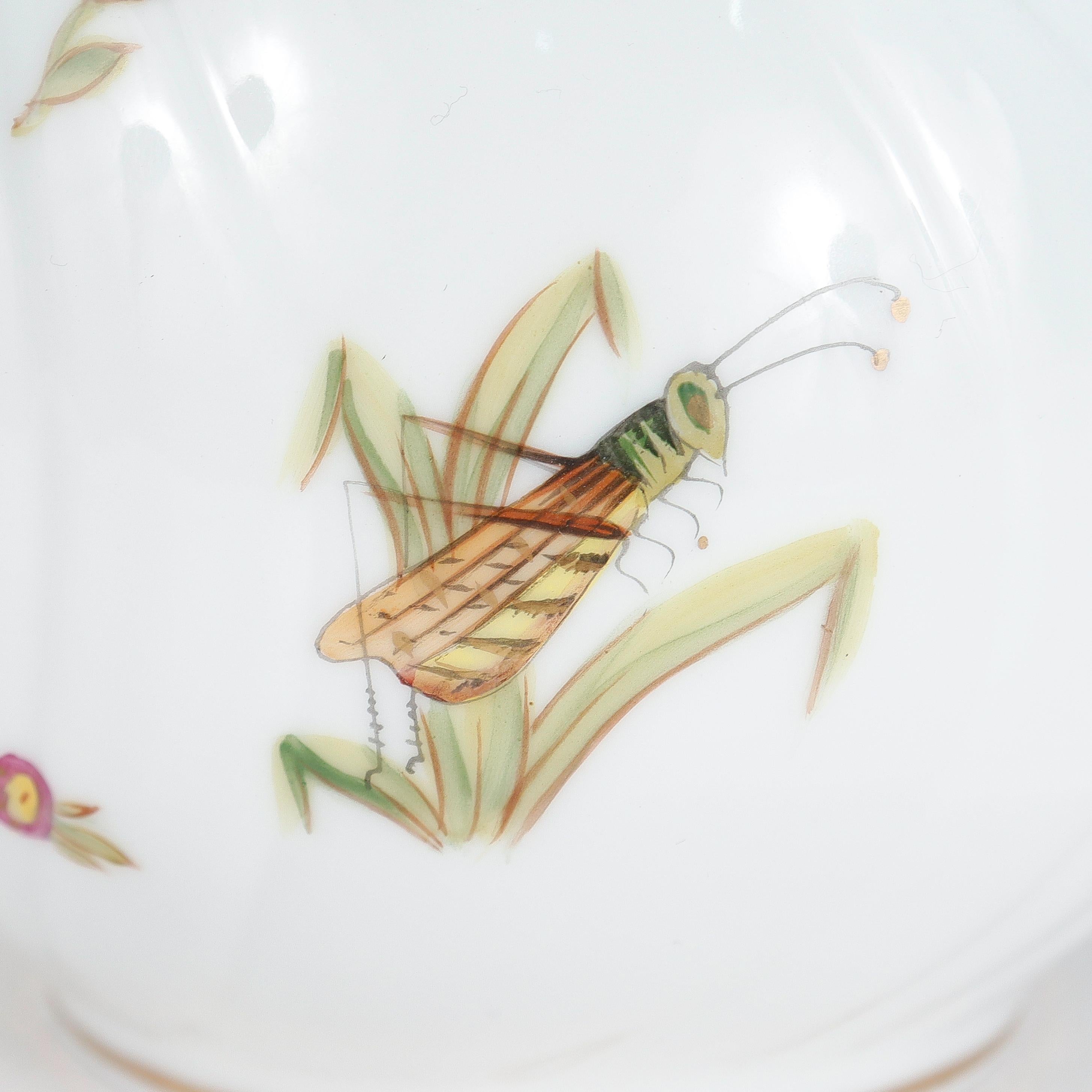 XXIe siècle et contemporain Vase en porcelaine peint à la main Budapest Spring Butterfly & Dragonfly