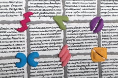 Schrift, handgegossene Papiercollage von Anne Youkeles