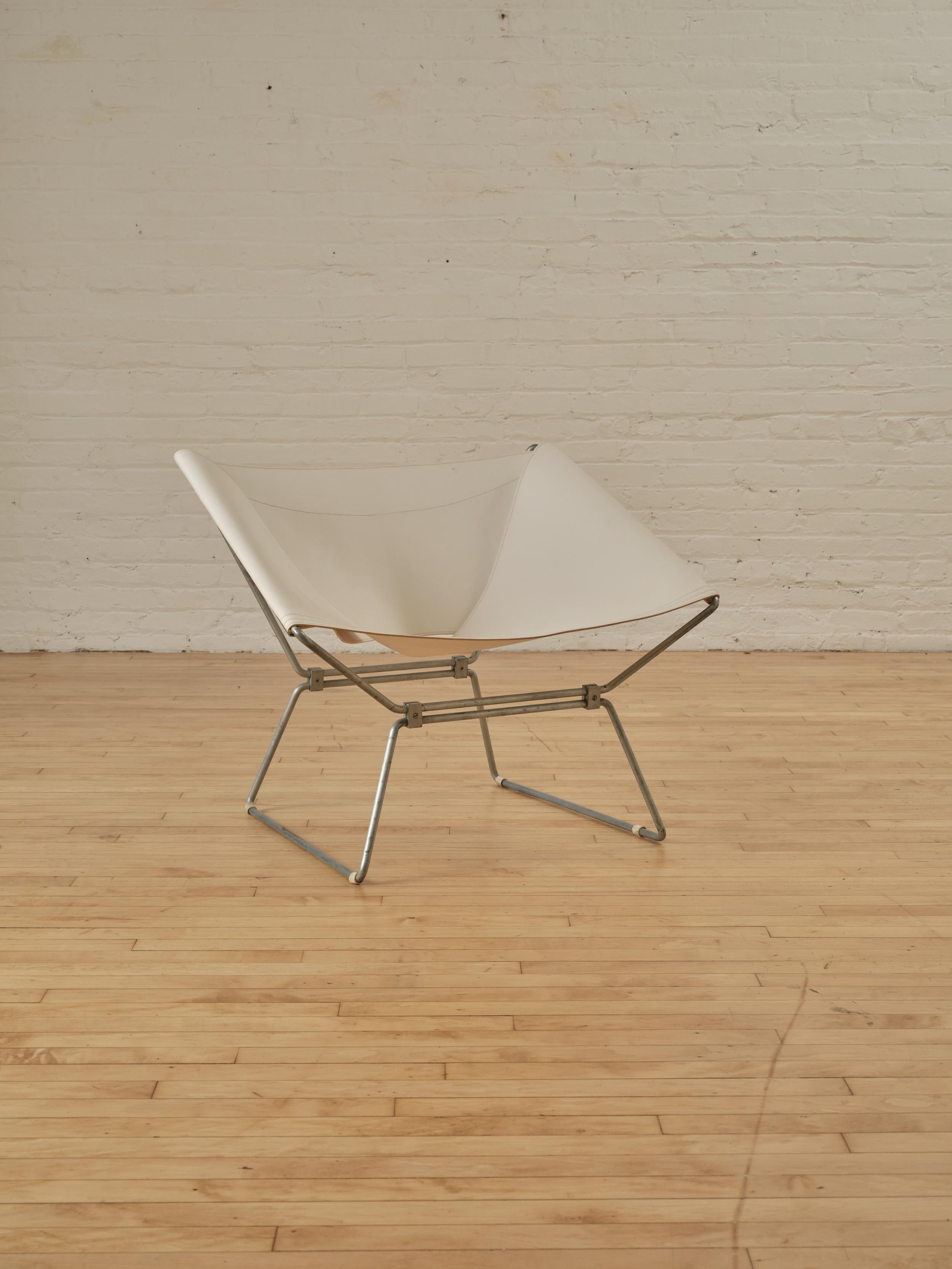 La chaise 'Anneau', conçue par Pierre Paulin pour AP Polak (Manufacturer)en 1955, se caractérise par une structure en acier tubulaire et un revêtement en cuir de selle blanc.

A propos de Pierre Paulin :

Pierre Paulin (1927-2009) était un designer