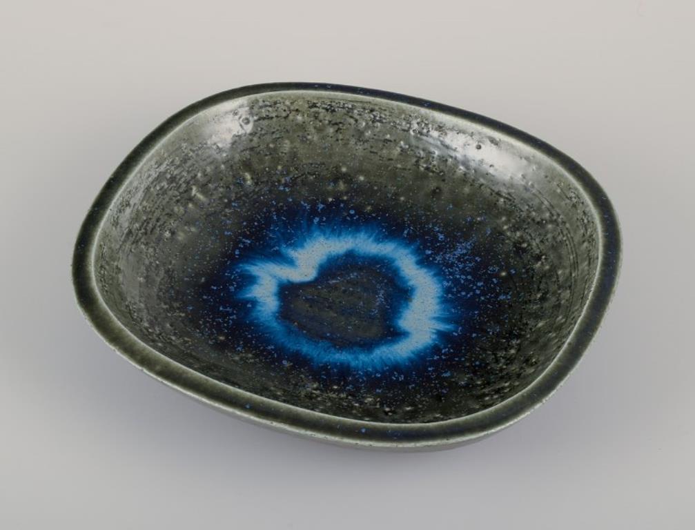 Annelise und Per Linnemann-Schmidt für Palshus, Dänemark.
Große und seltene einzigartige Keramikschale mit grüner und blauer Glasur.
1960/70s.
Unterschrieben.
Perfekter Zustand.
Abmessungen: B 26,0 cm x T 24,0 cm x H 5,5 cm.