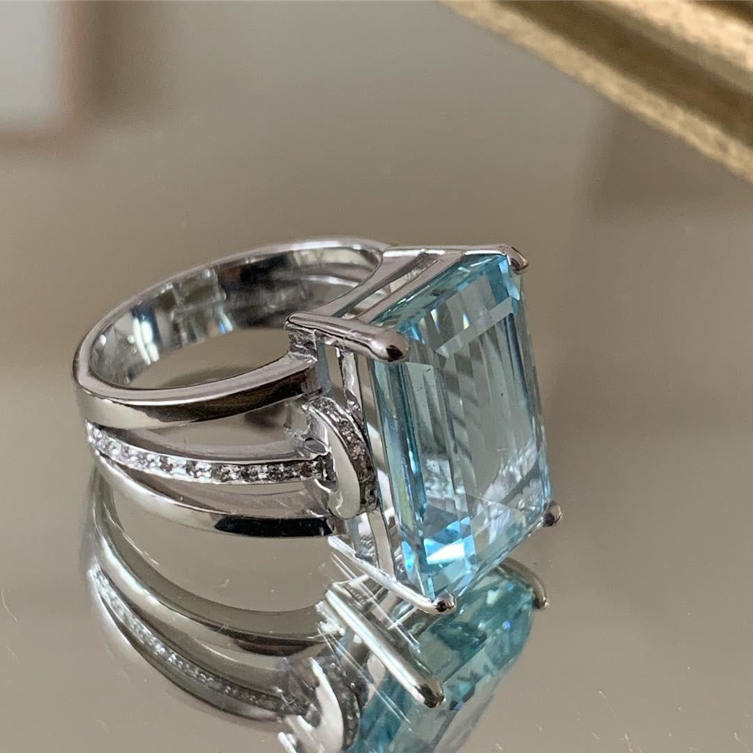 Contemporain Annellino Bague cocktail italienne de joaillerie fine en or 10 carats, aigue-marine et diamants  en vente