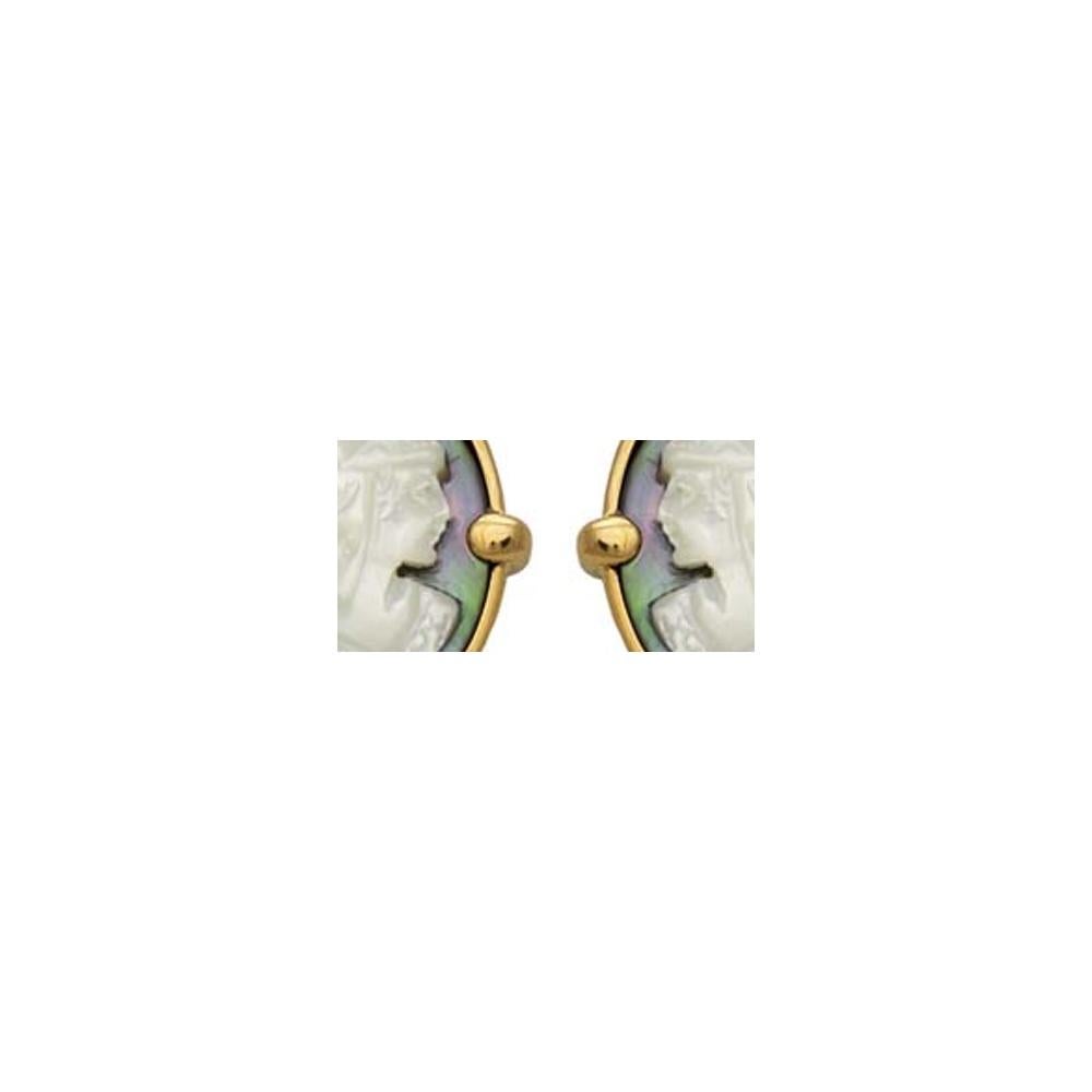 Ein schönes Paar handgeschnitzte Manschettenknöpfe aus Perlmutt mit Kamee. Der aus 18-karätigem Gold gefertigte Schmuck wurde in Torre Del Greco, der Heimat der Kameen und Korallen südlich von Neapel, hergestellt. 

Diese besonderen