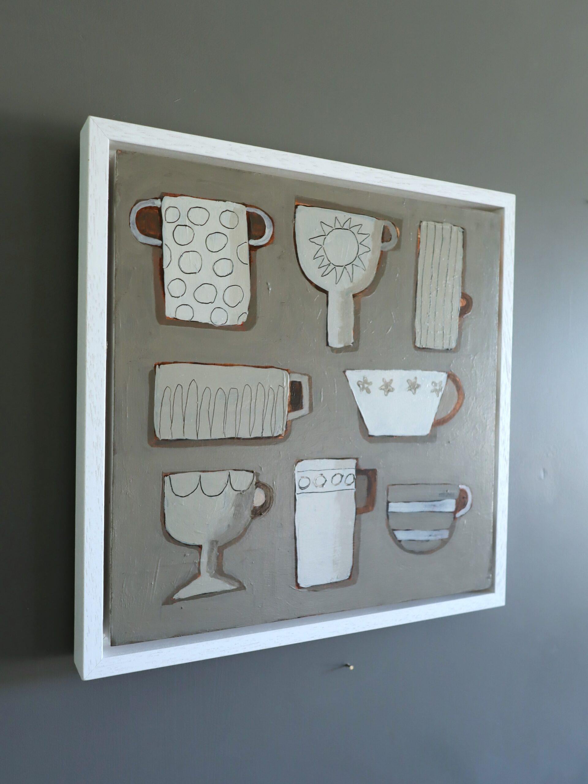 CUP COLLECTIVE
Größe: 34 x 34 cm (einschließlich Rahmen)
Acryl auf Holzplatte

Ein zeitgenössisches Stillleben, das eine spielerische Anordnung von Tassen zeigt, jede einzigartig gemustert und vereinfacht zu kühnen, grafischen Silhouetten, gemalt